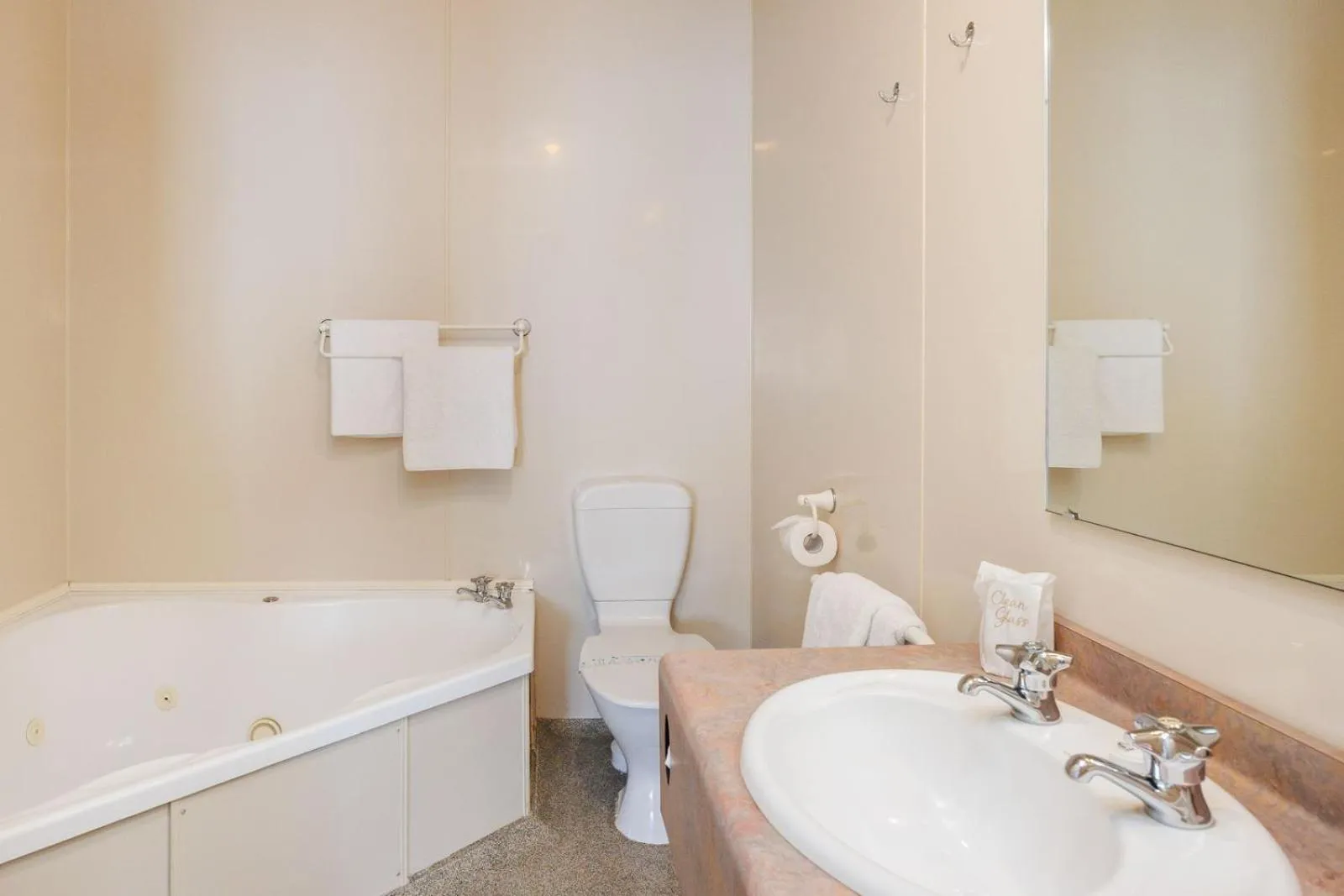 Bathroom in Braemar Motor Lodge