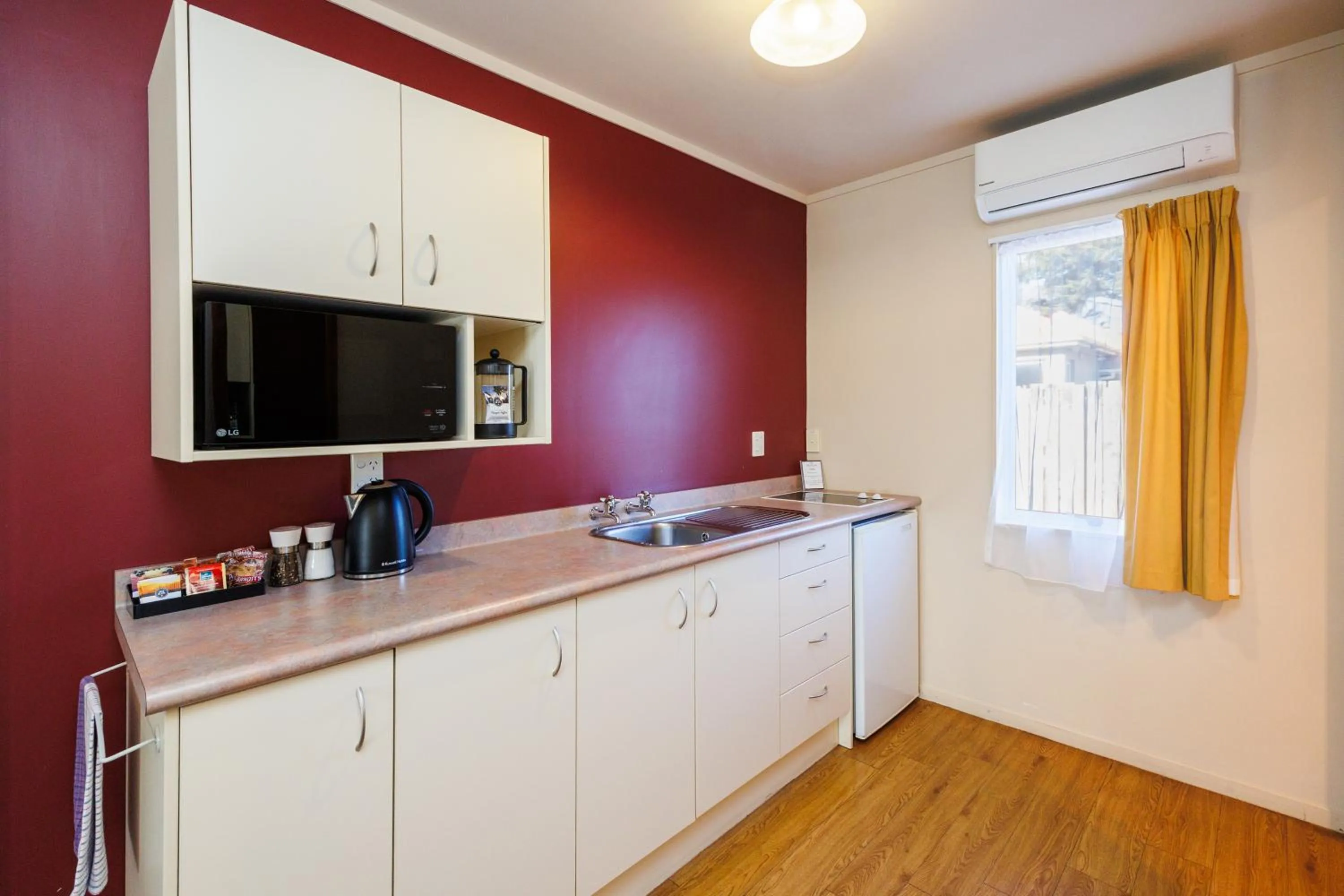 kitchen in Braemar Motor Lodge