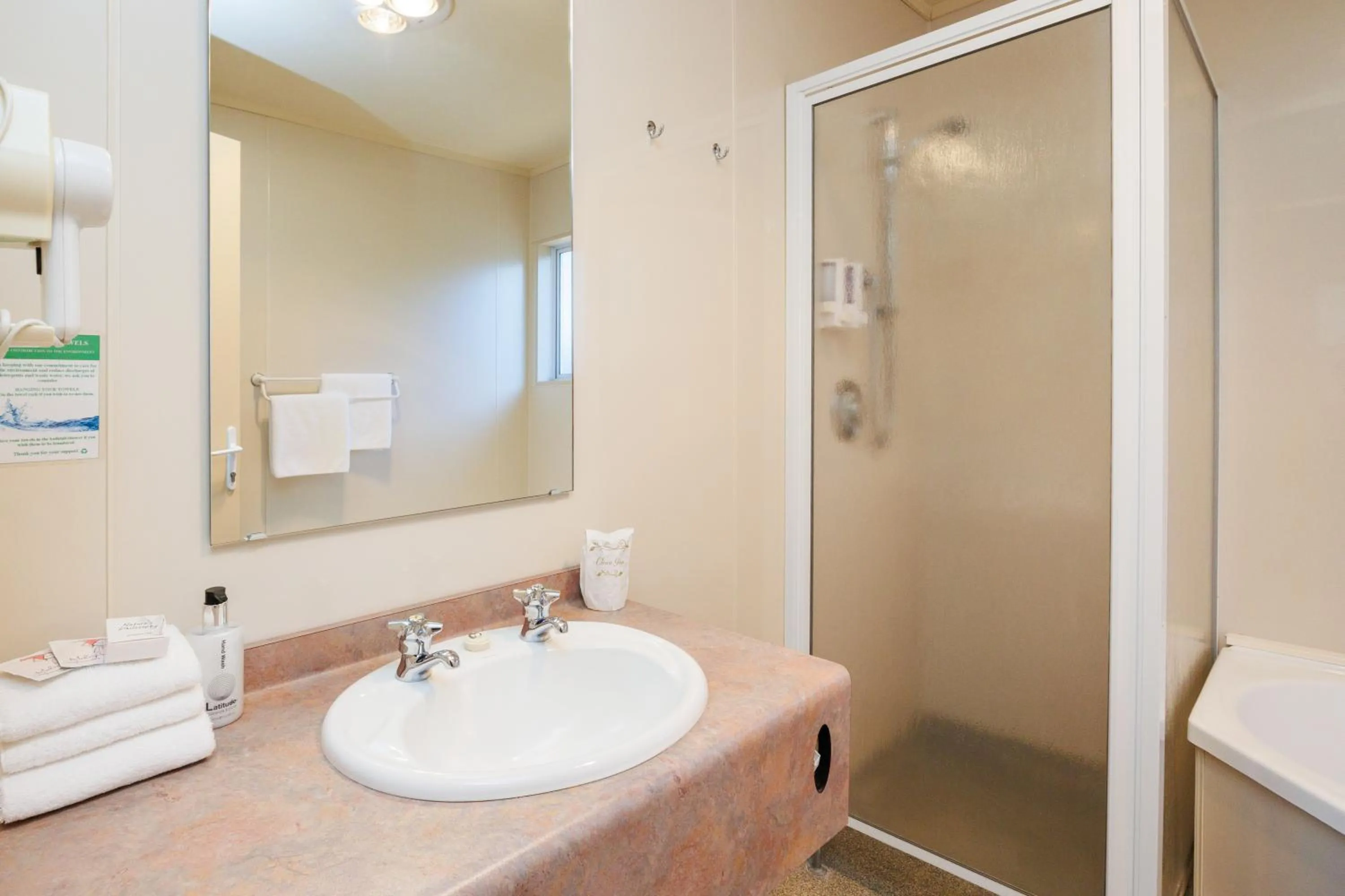 Bathroom in Braemar Motor Lodge