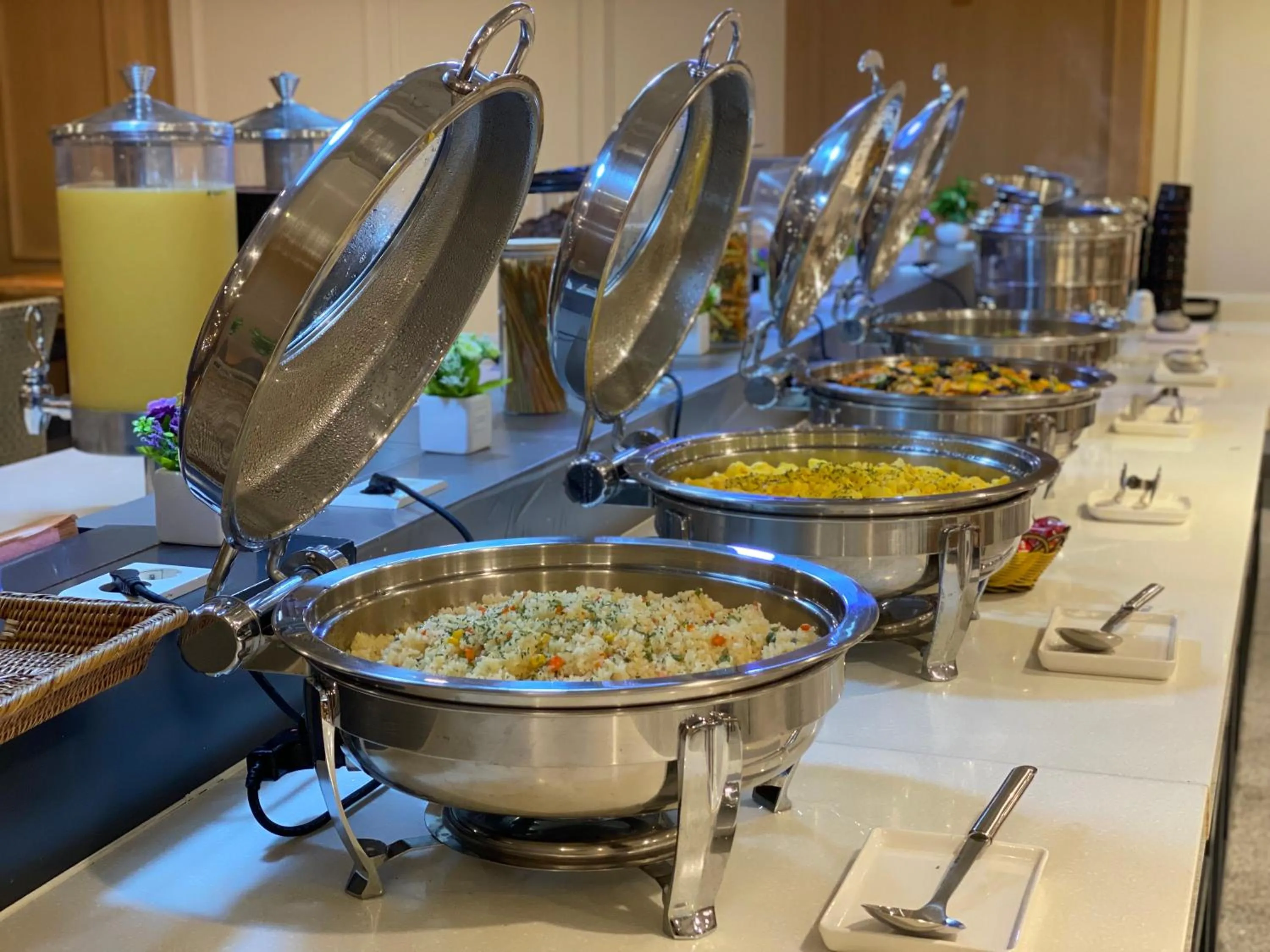 Restaurant/places to eat in Hotel Skypark Myeongdong 2