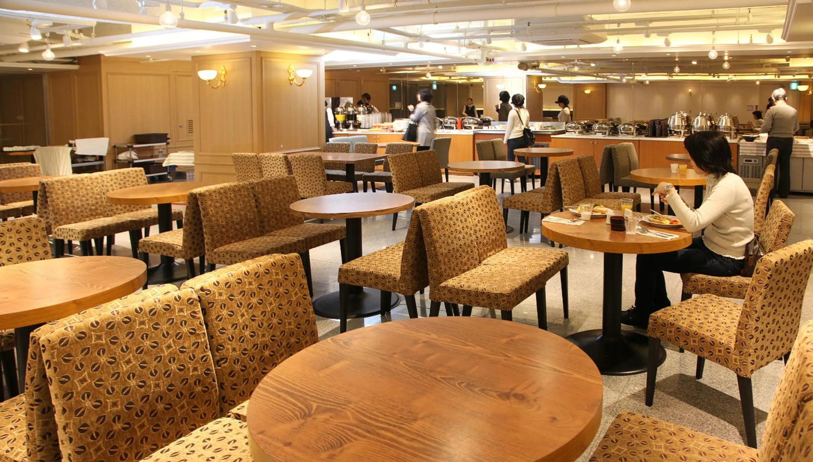 Restaurant/places to eat in Hotel Skypark Myeongdong 2