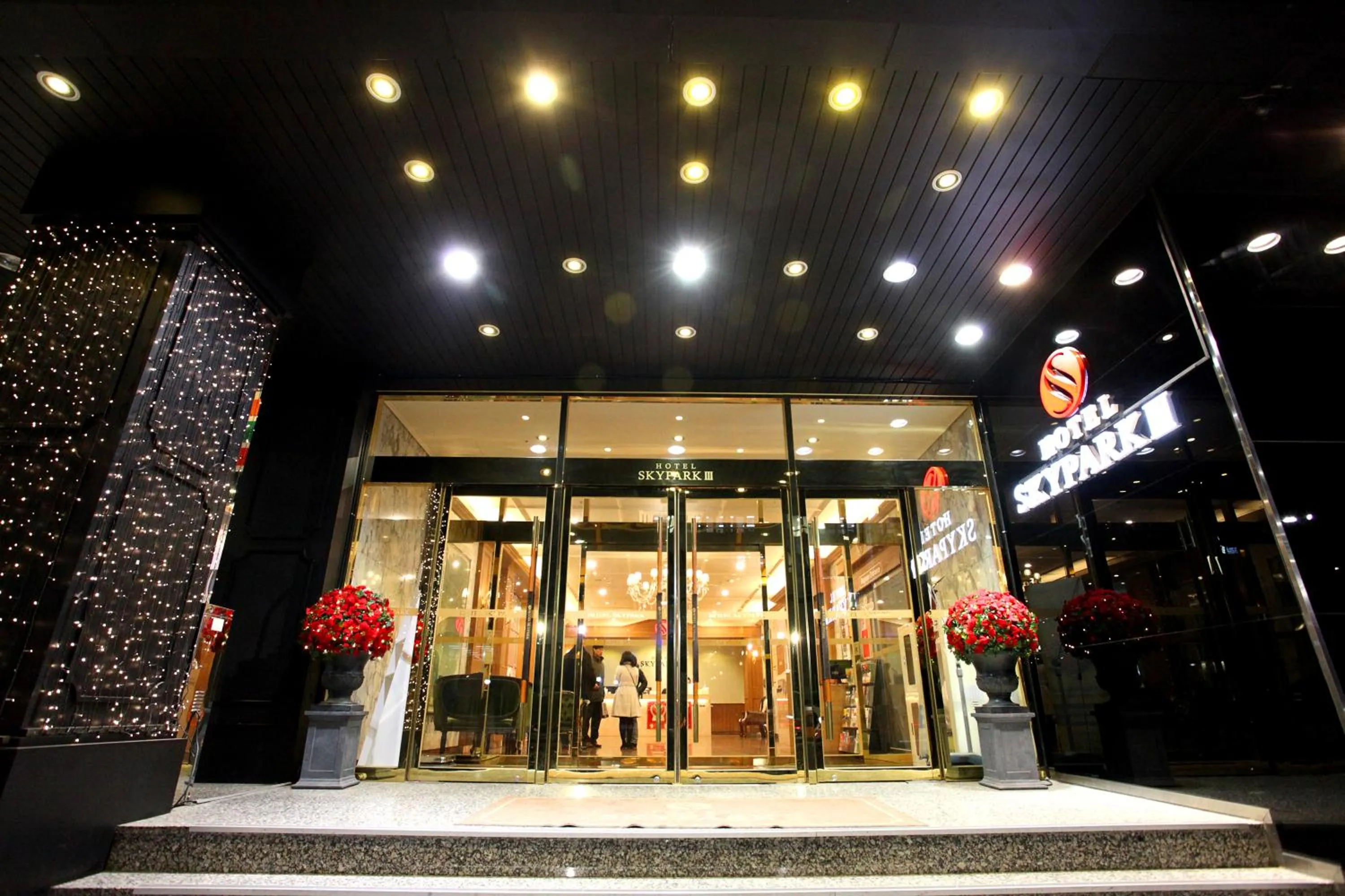 Facade/entrance in Hotel Skypark Myeongdong 3