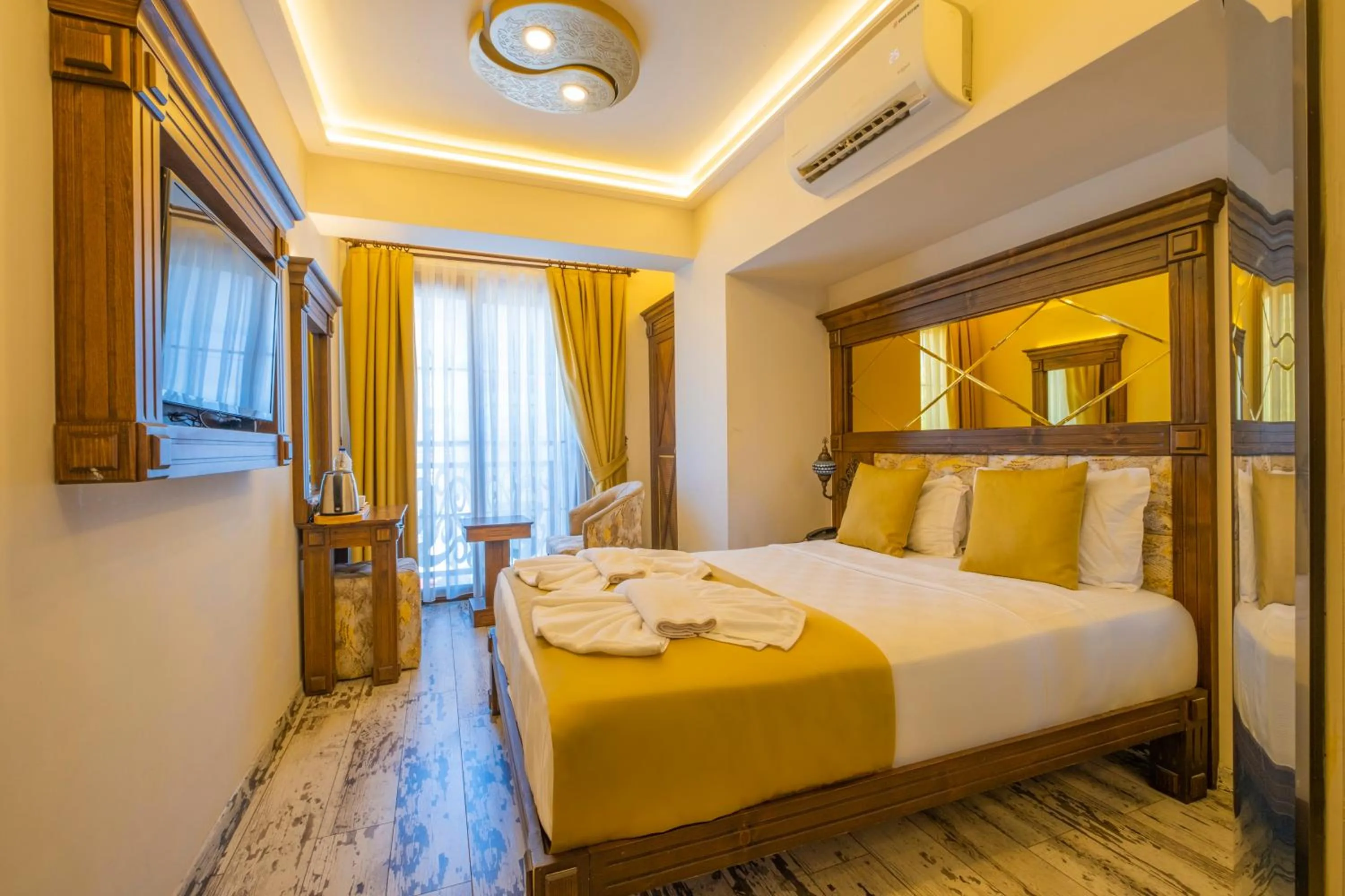 Bed in Reis Royal Hotel