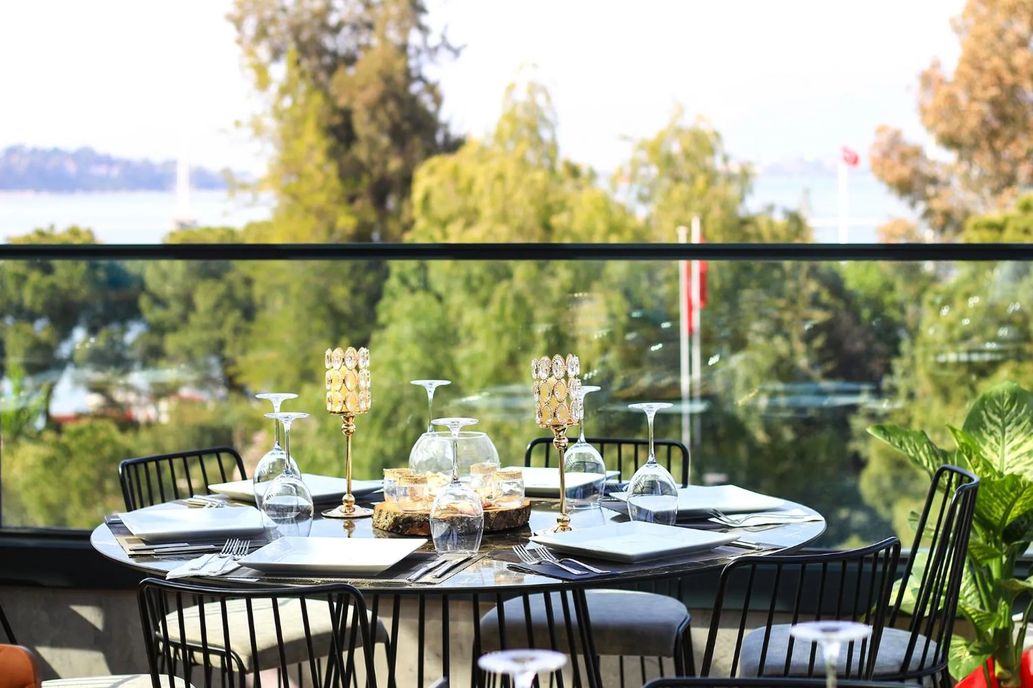 Restaurant/places to eat in Reis Royal Hotel