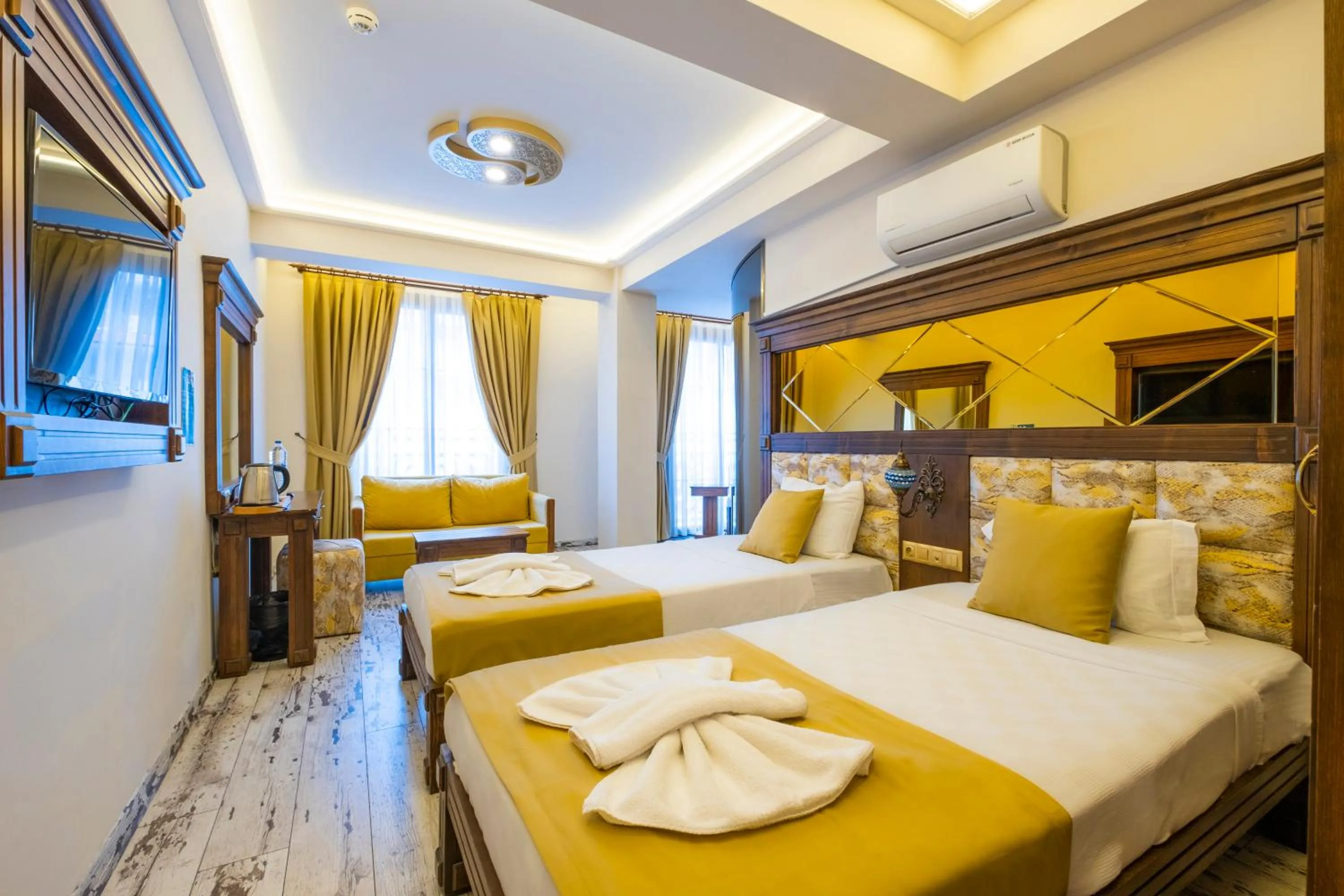 Bed in Reis Royal Hotel