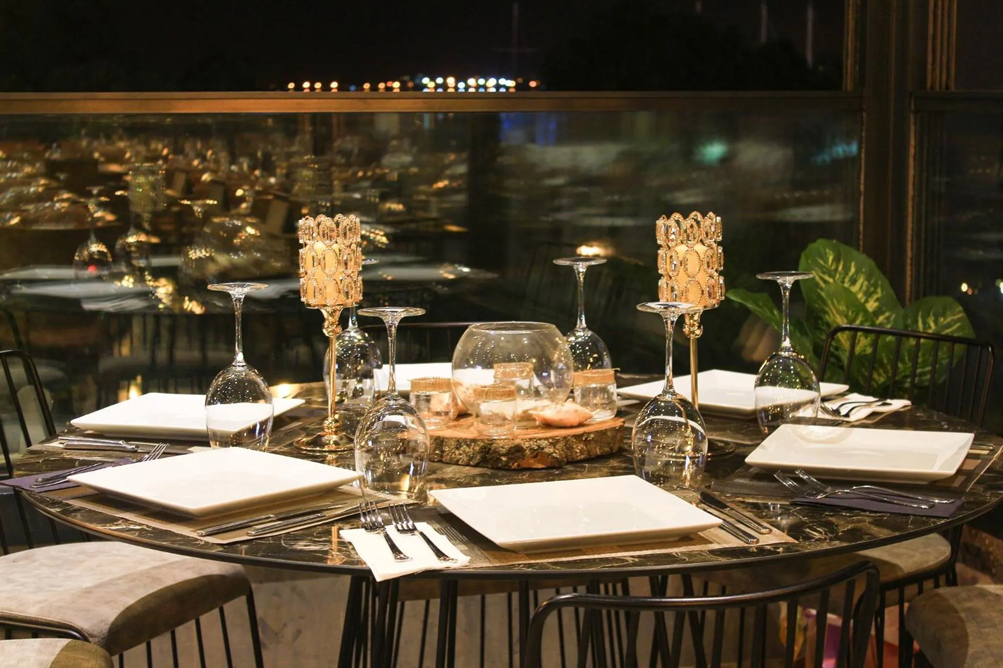 Restaurant/places to eat in Reis Royal Hotel