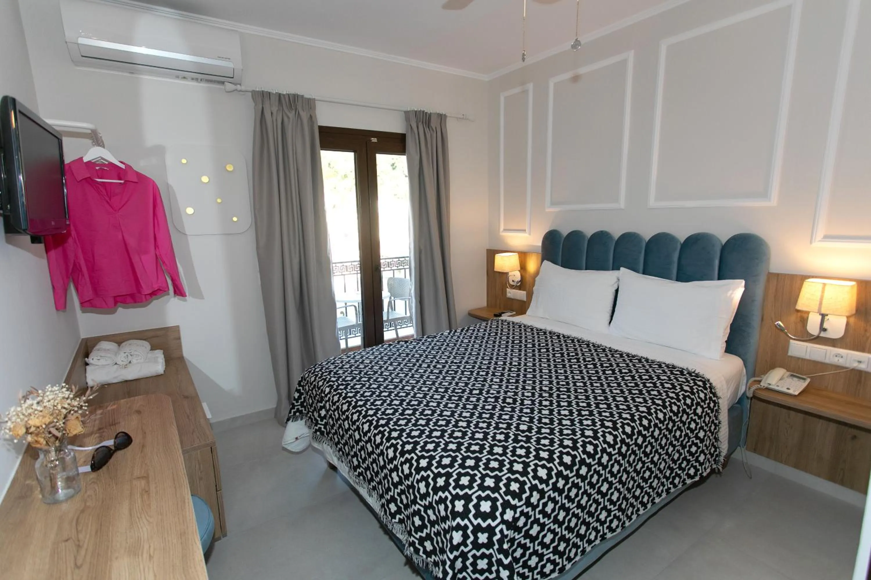 Bed in Paradise Hotel