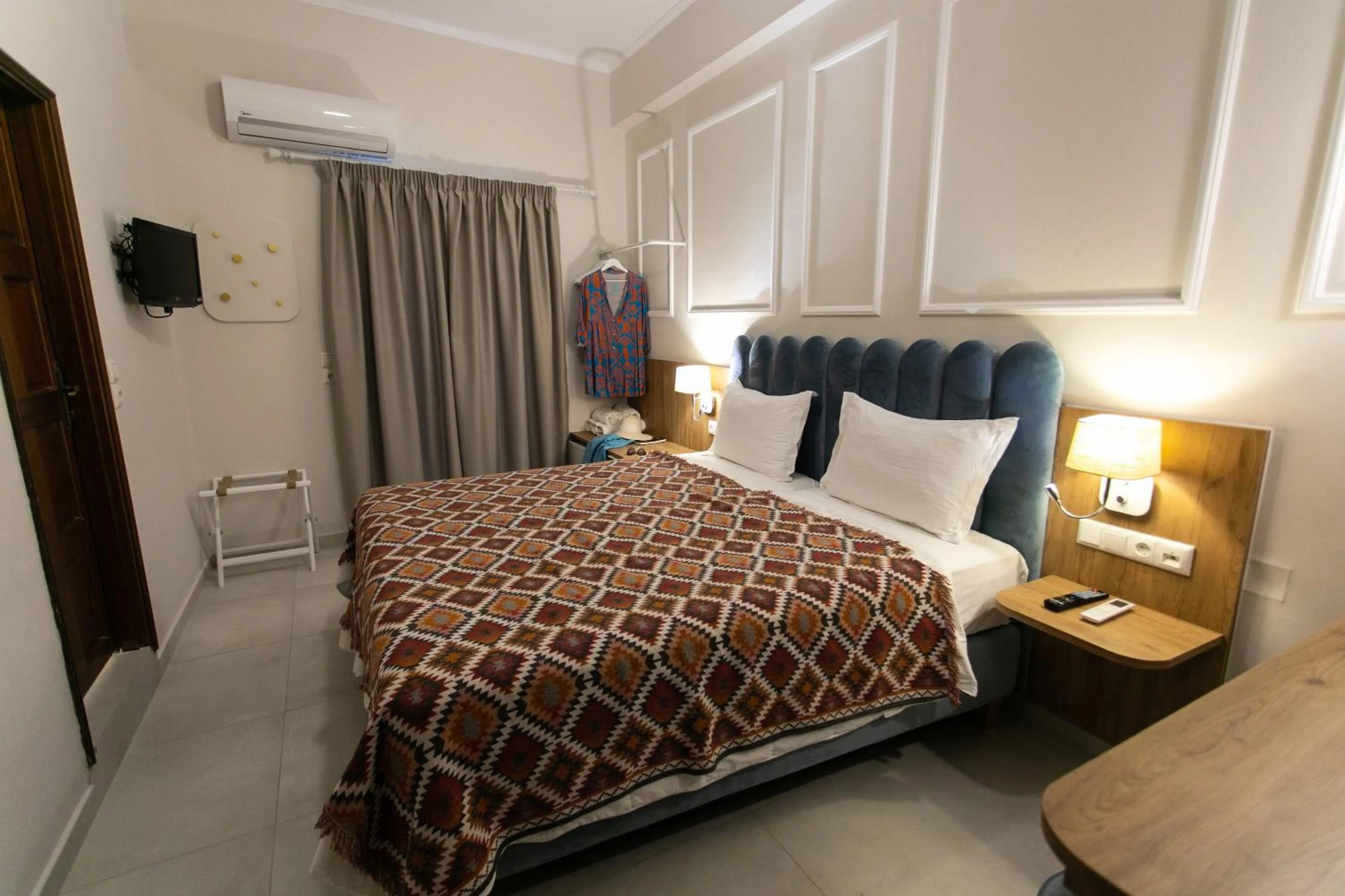 Bed in Paradise Hotel