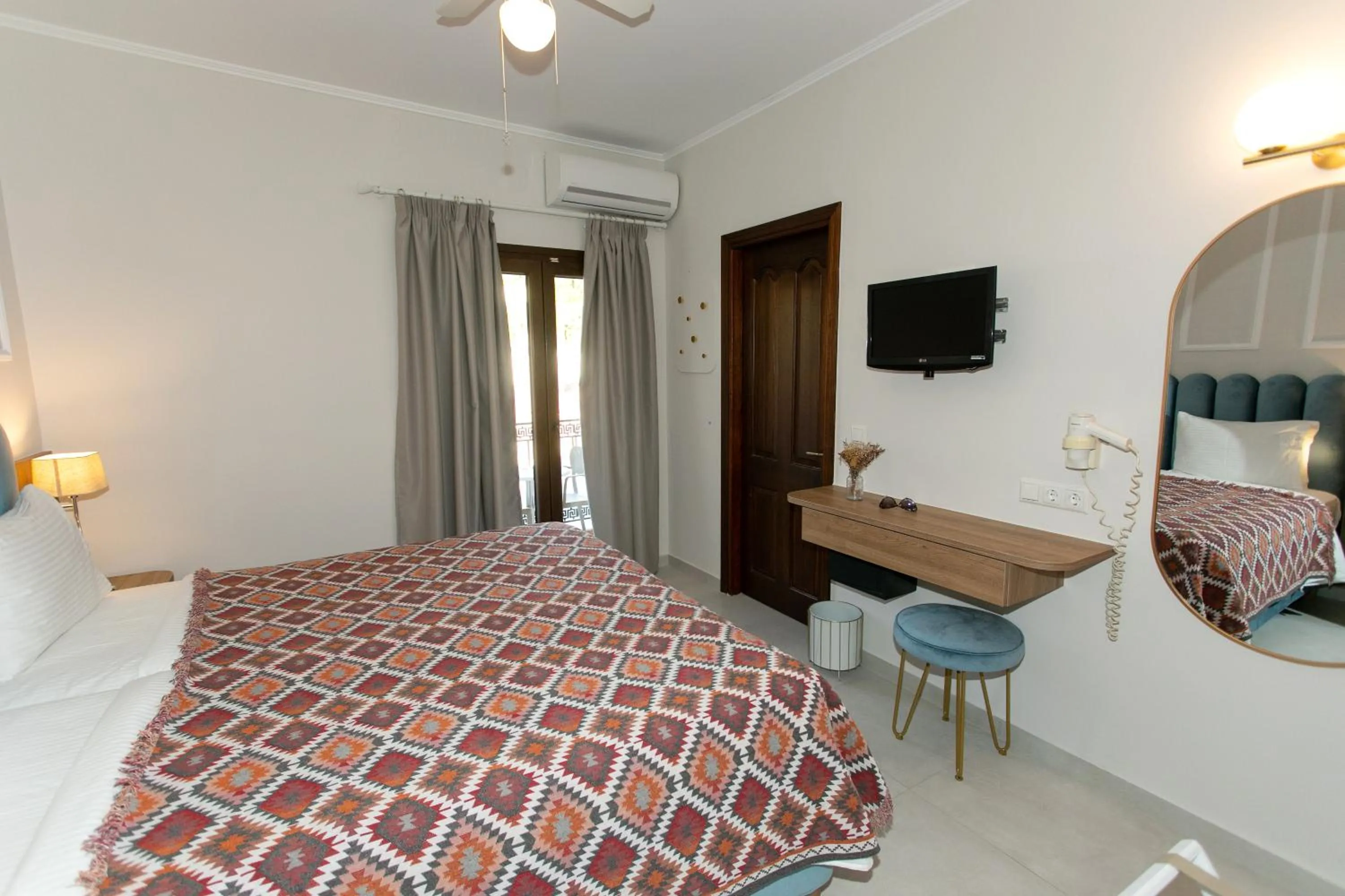 Bed in Paradise Hotel