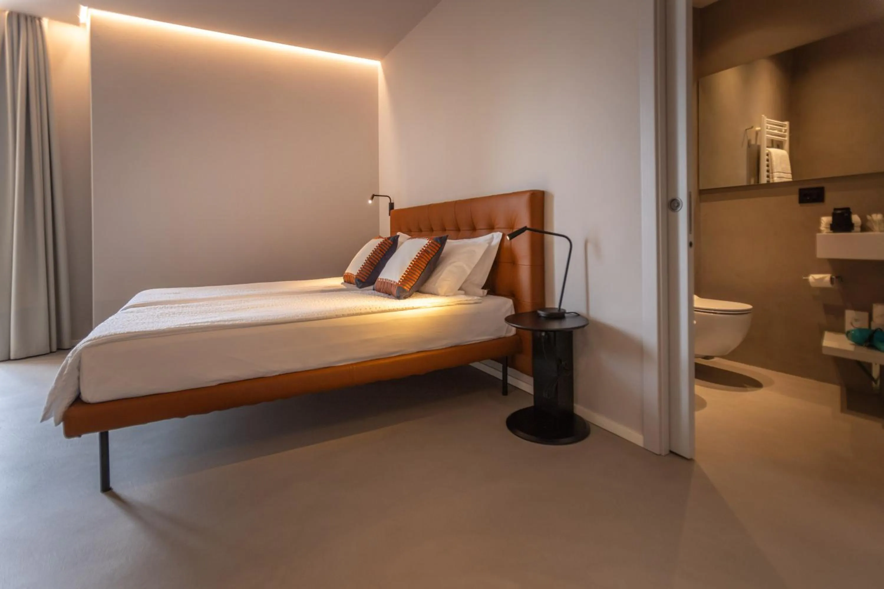 Bathroom, Bed in Hotel Meridiana