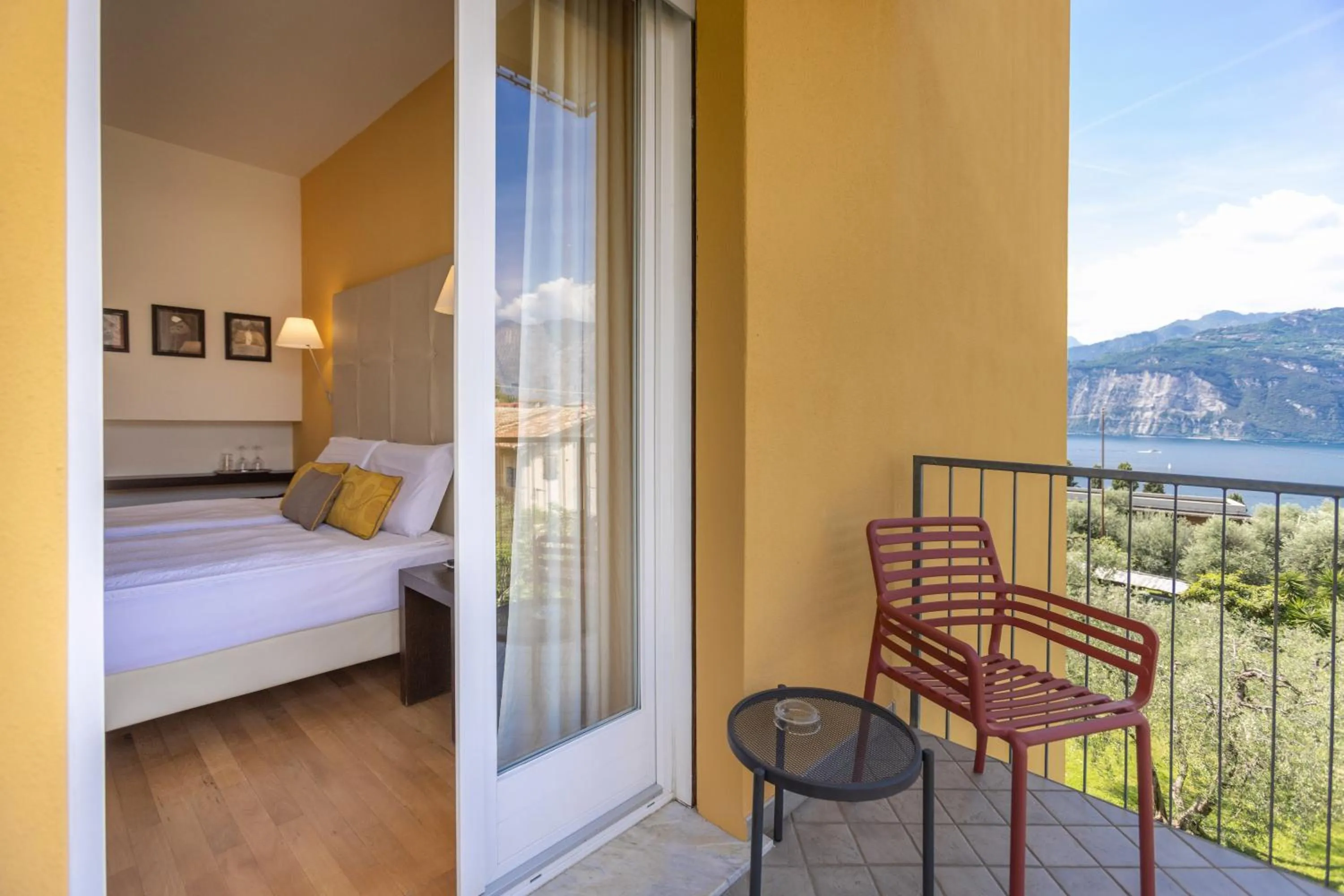 Balcony/Terrace, Bed in Hotel Meridiana