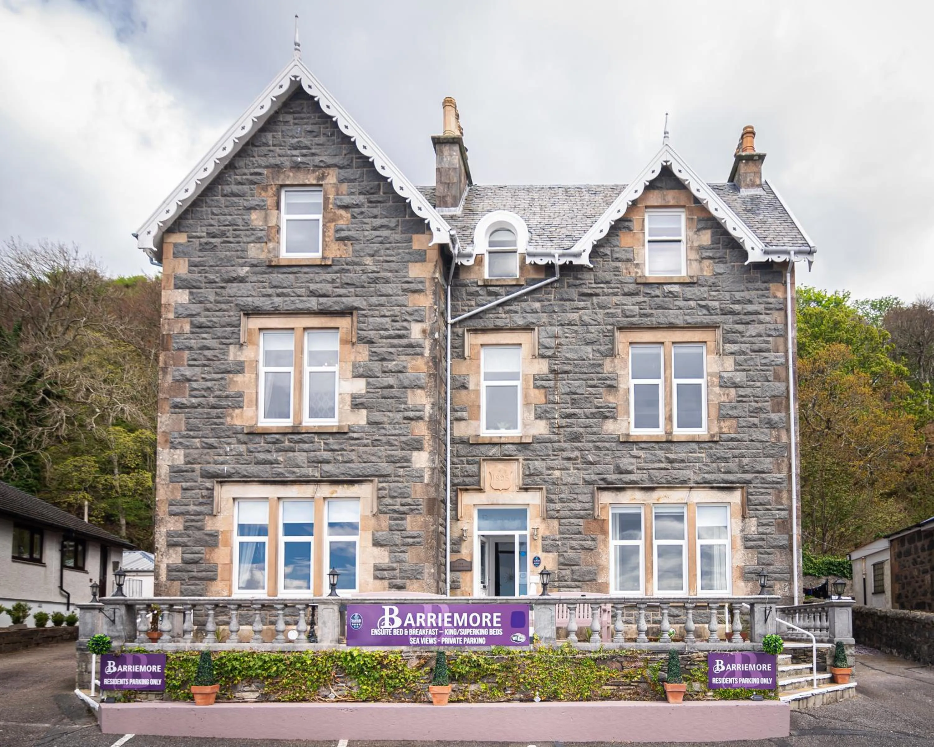 Property building in Barriemore Oban