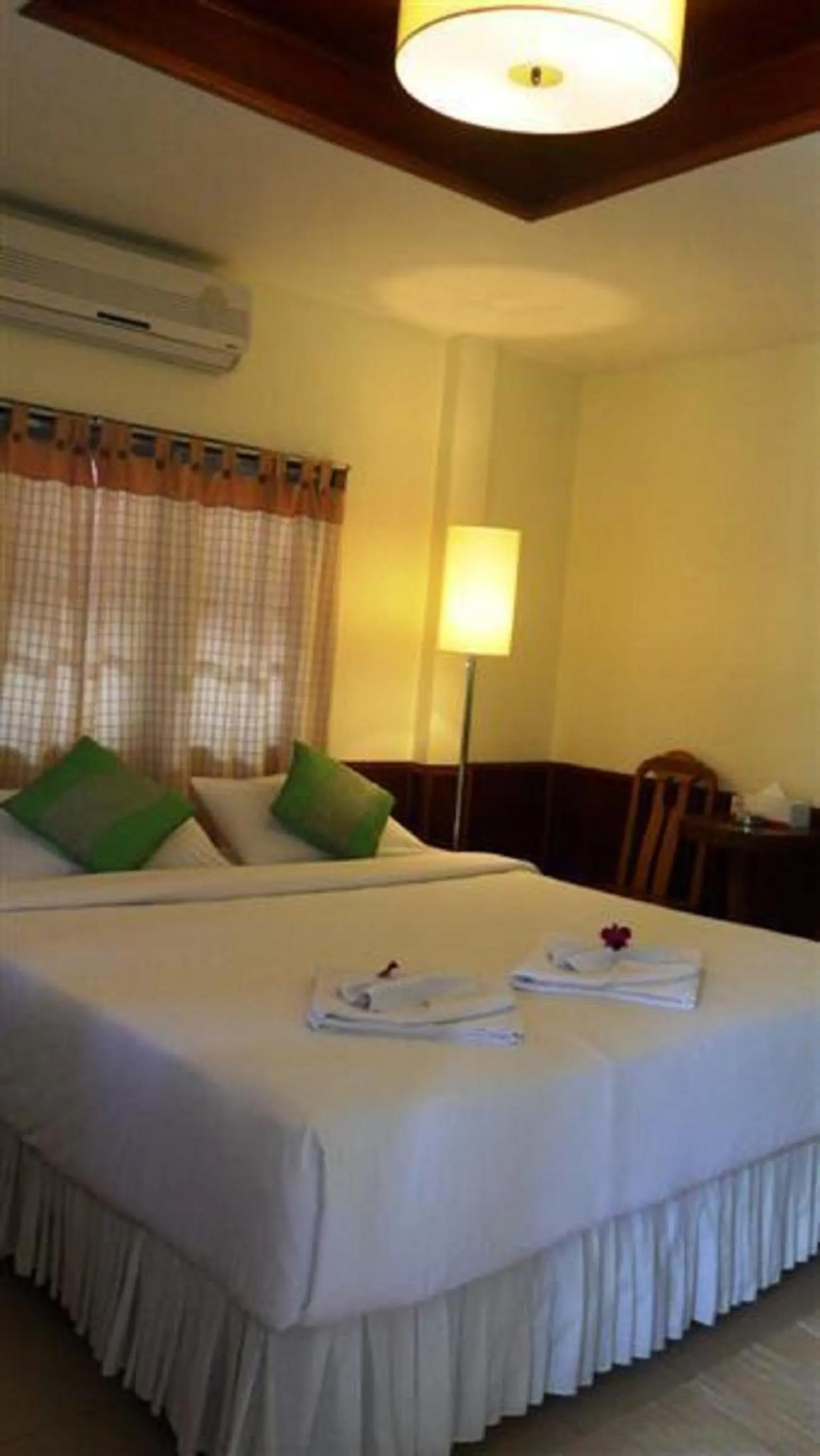 Bed in Baan Rom Mai Resort