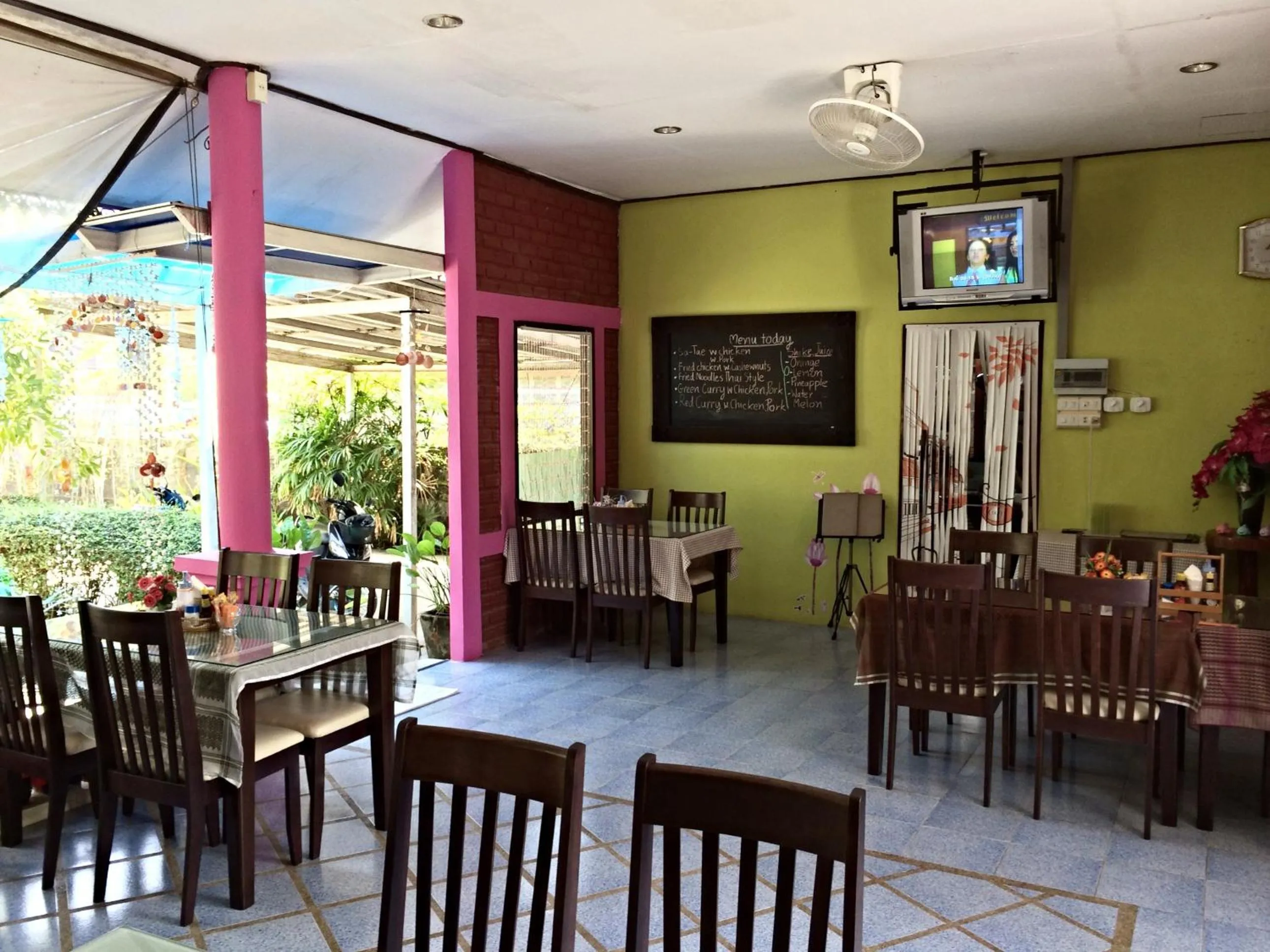 Restaurant/places to eat in Baan Rom Mai Resort