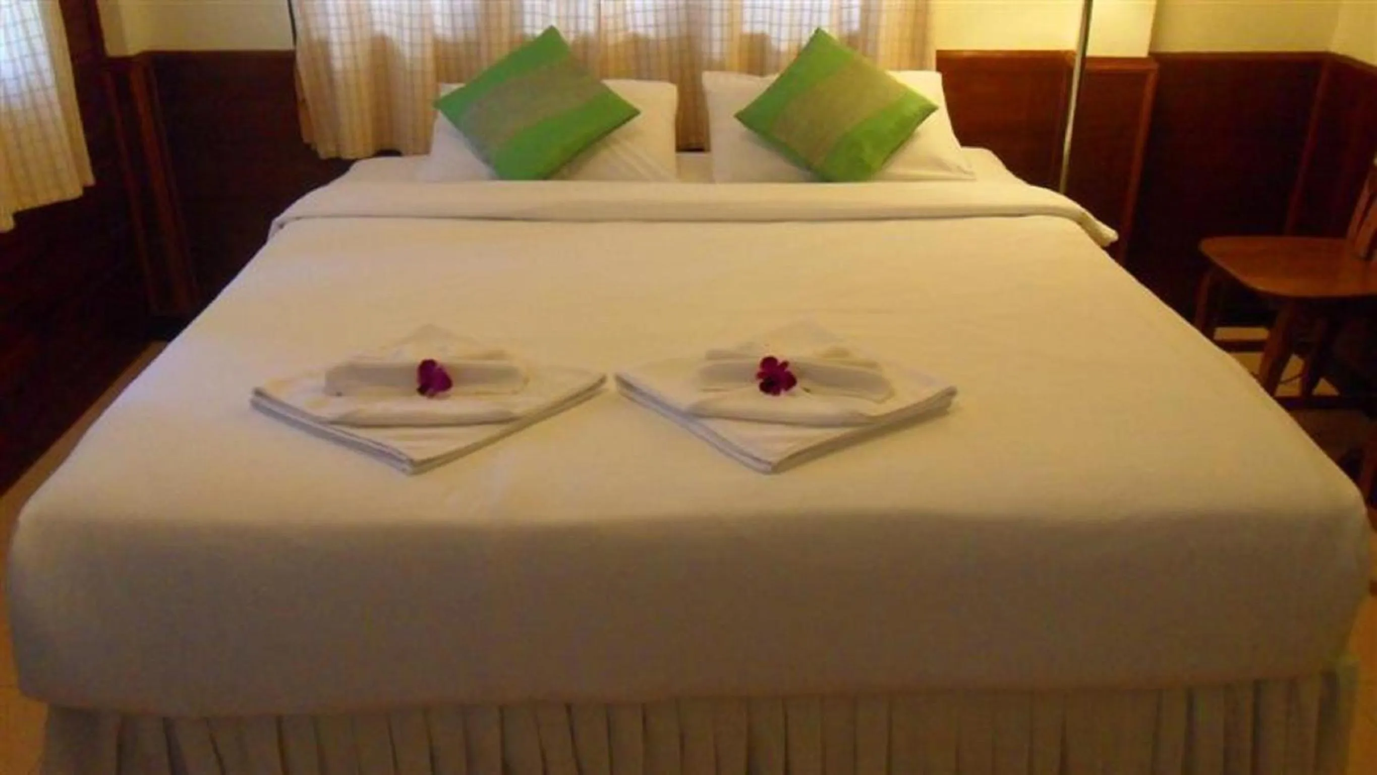 Bed in Baan Rom Mai Resort