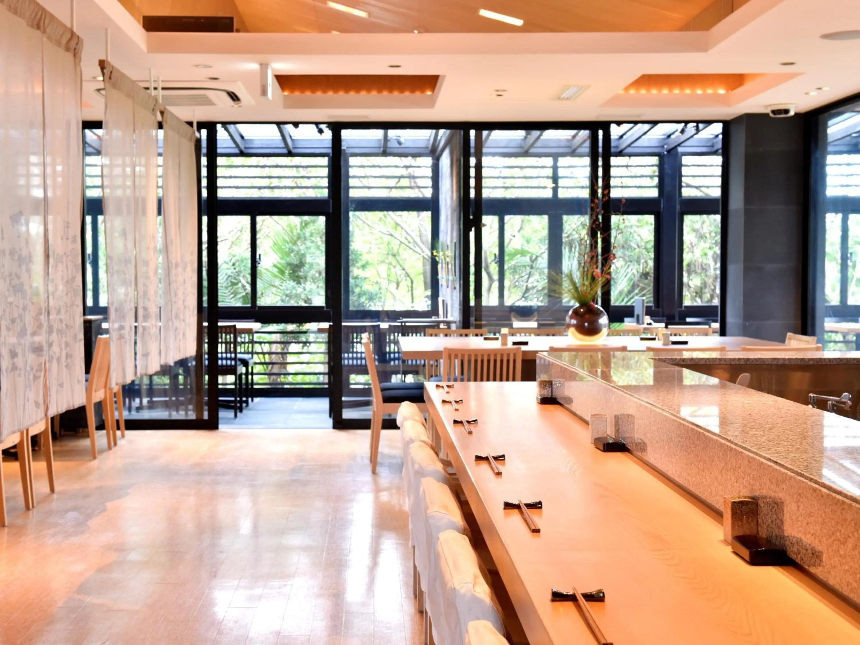 Restaurant/places to eat in Hotel Breezebay Marina