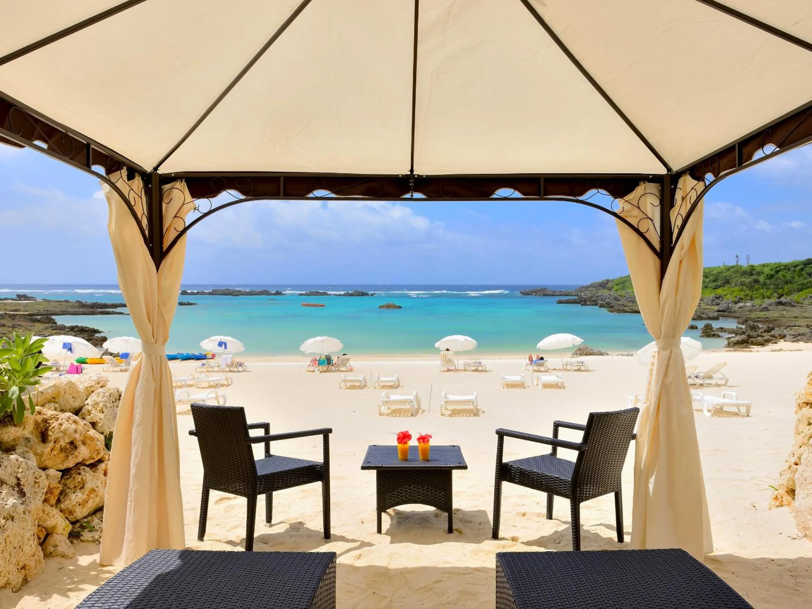 Beach in Hotel Breezebay Marina