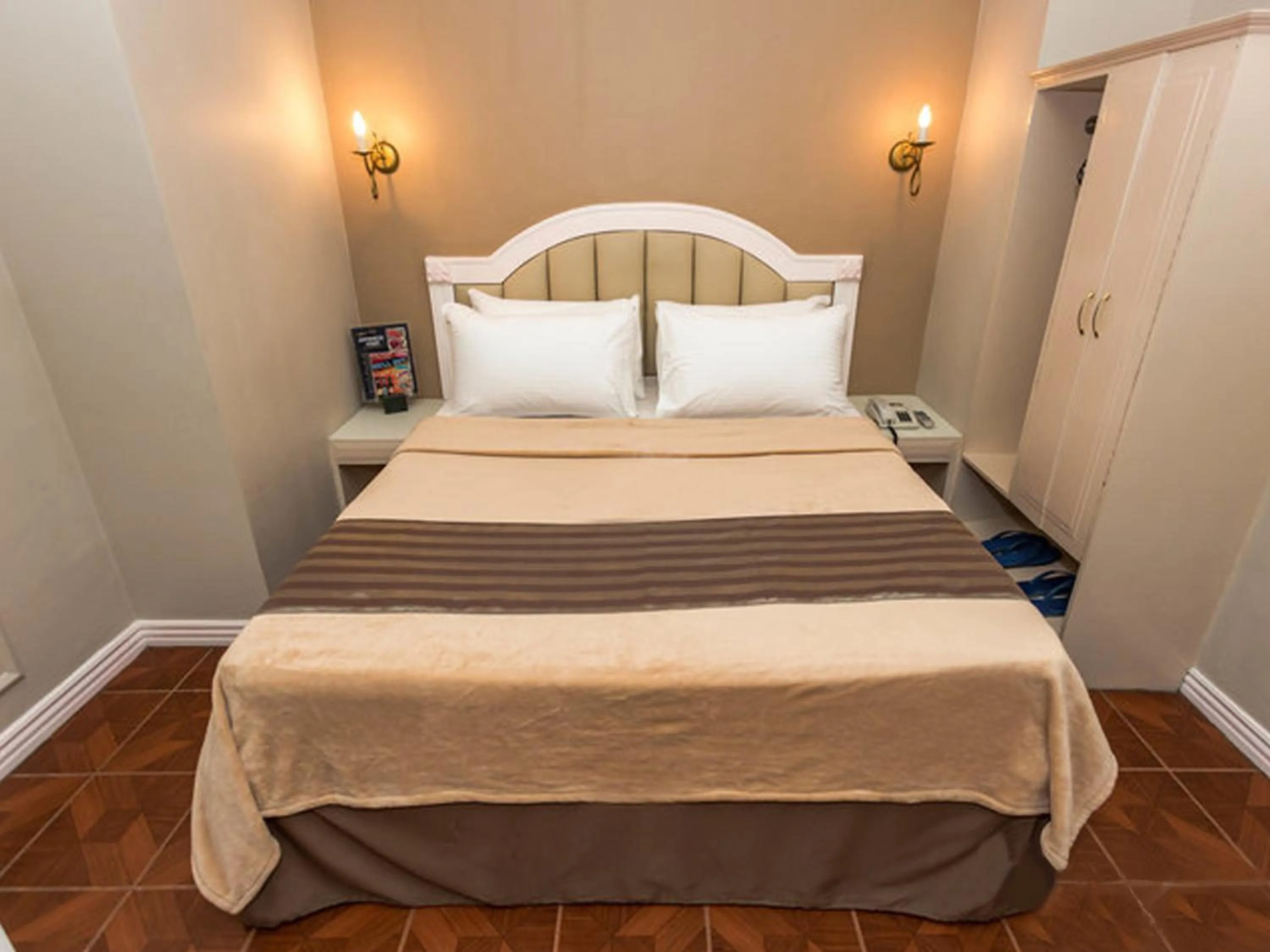 Bed in Urban Travellers Hotel