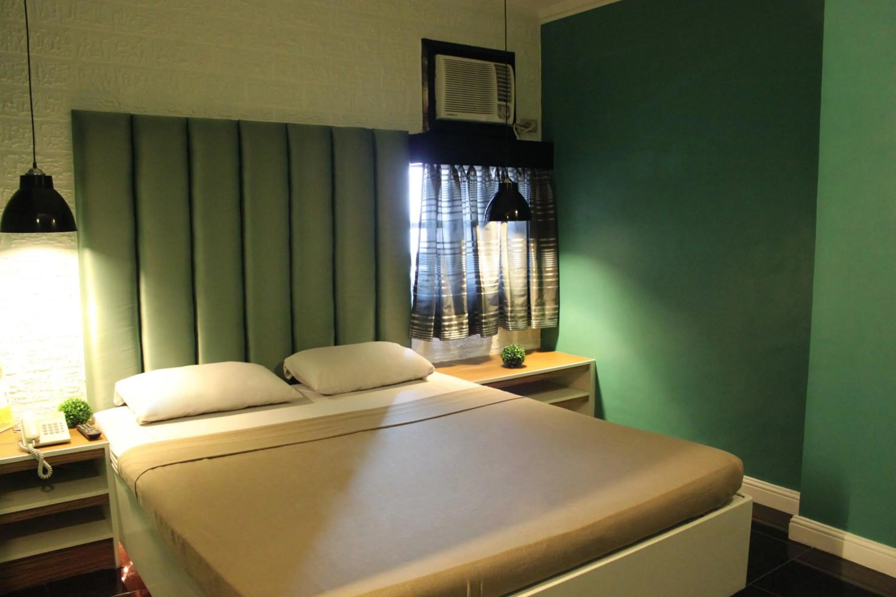 Bedroom, Bed in Urban Travellers Hotel