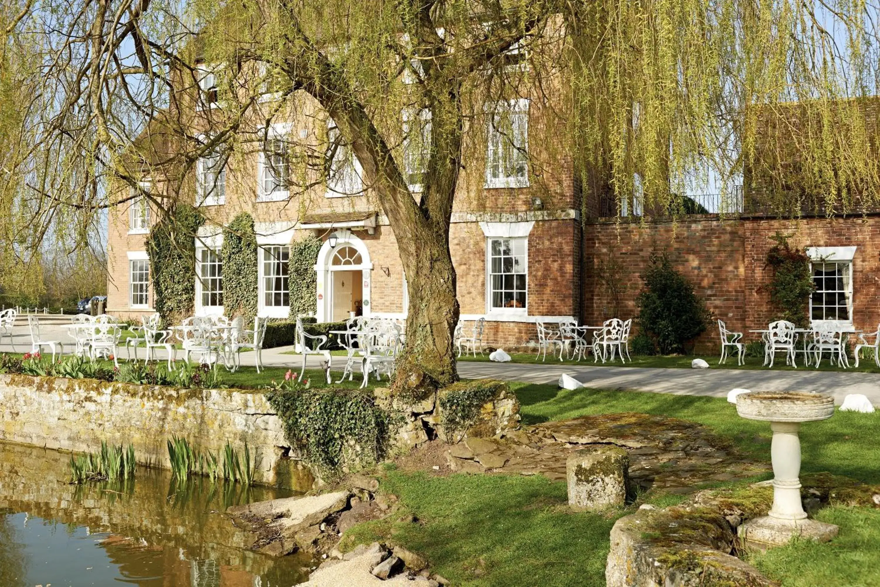 Deluxe Double or Twin Room with Garden View in Corse Lawn House Hotel Deluxe Double or Twin Room with Garden View in Corse Lawn House Hotel