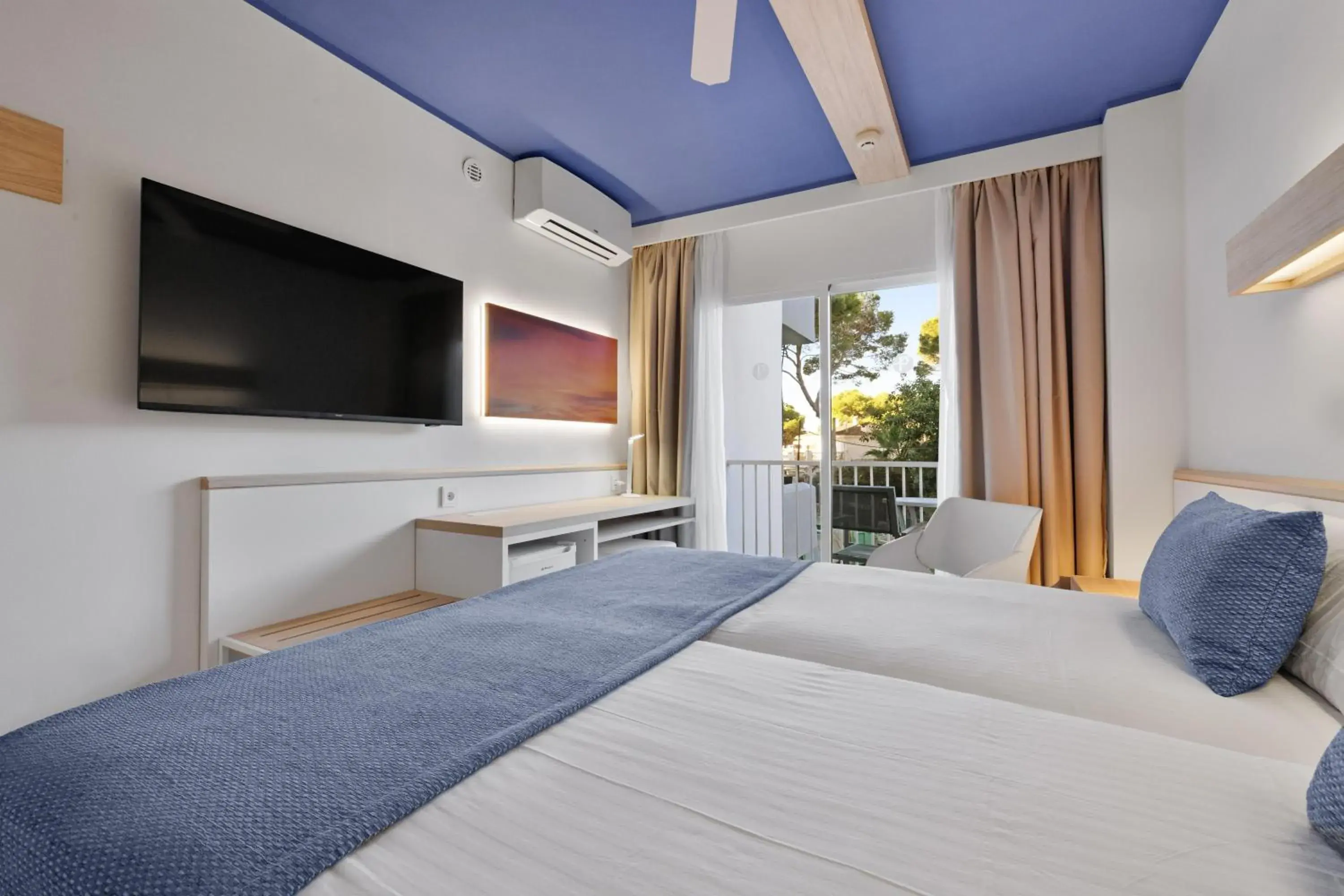 Double Room with Pool View in Hotel Pabisa Sofia Double Room with Pool View in Hotel Pabisa Sofia