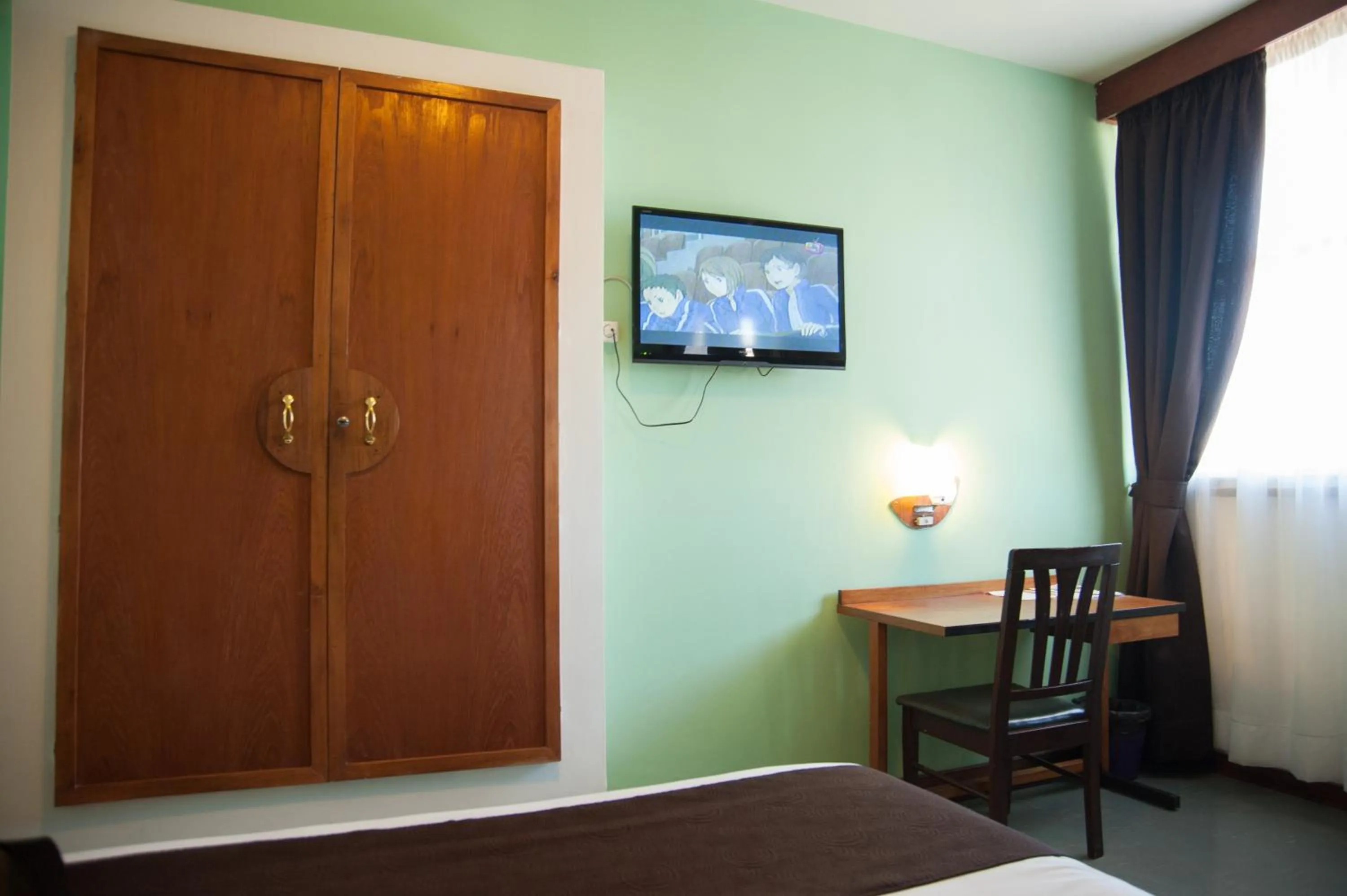 TV and multimedia, Bed in Motel d'Antananarivo