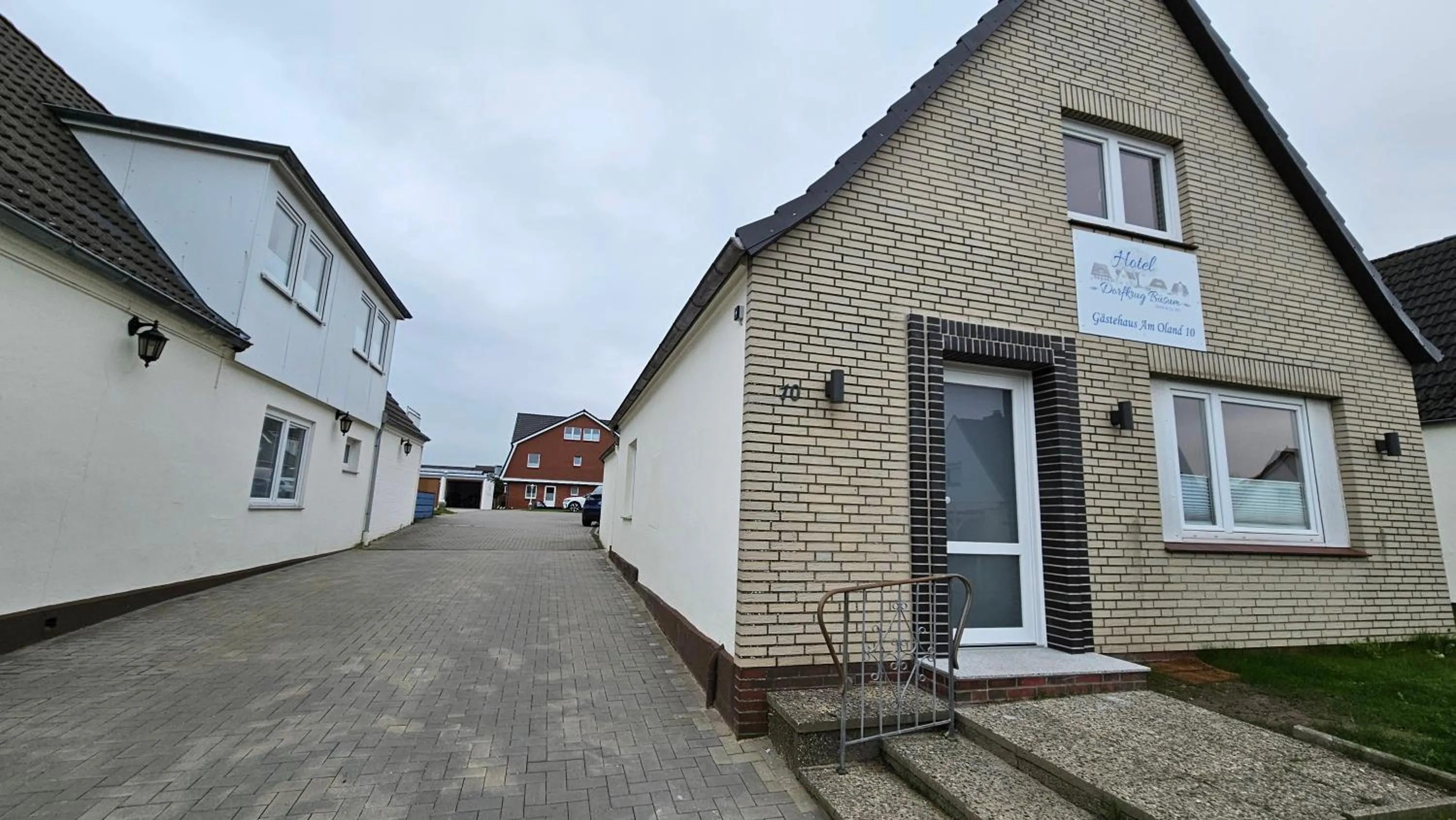 Property building in Hotel Dorfkrug Büsum - günstige Altbauzimmer Am Oland