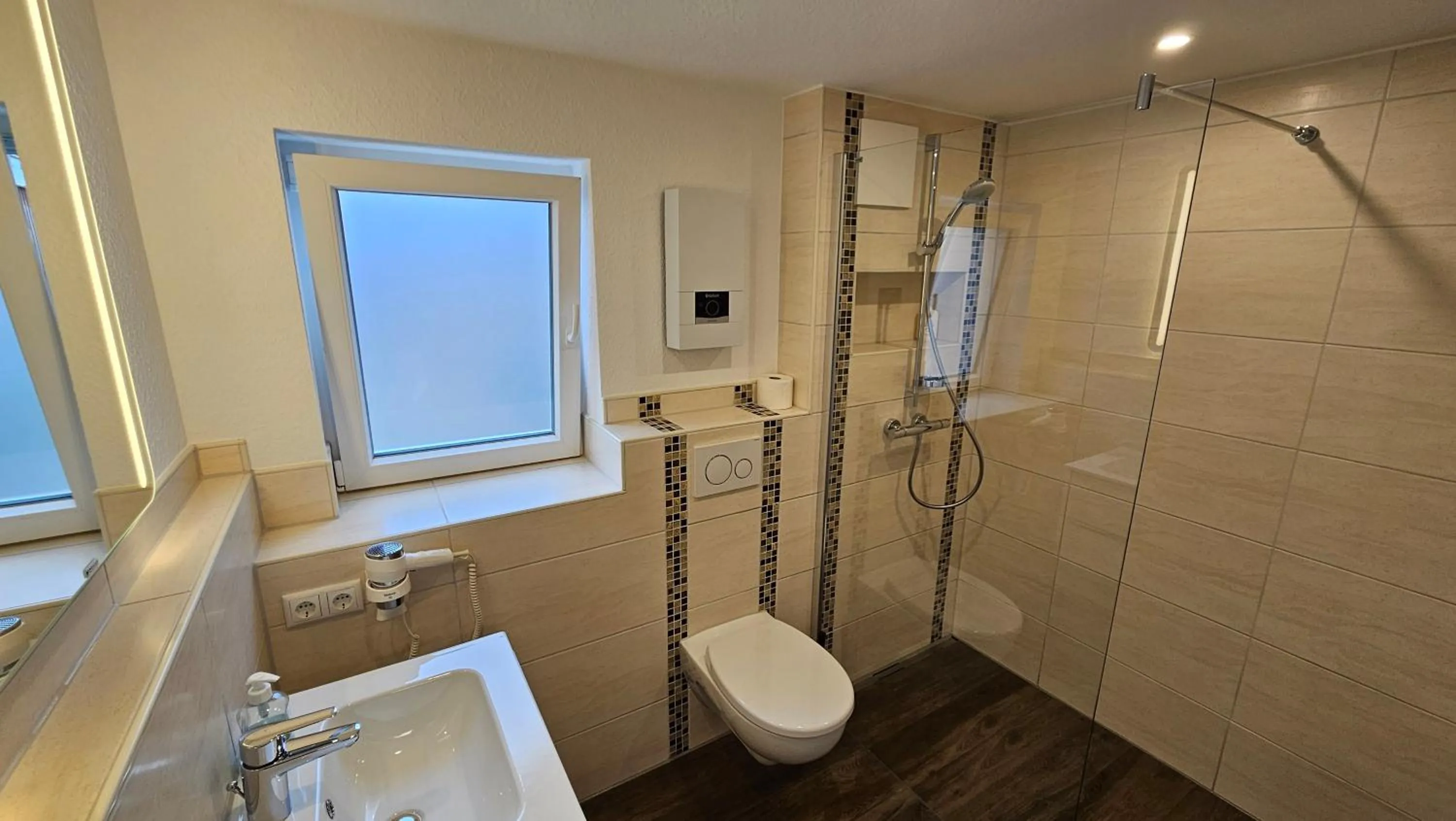 Bathroom in Hotel Dorfkrug Büsum - günstige Altbauzimmer Am Oland