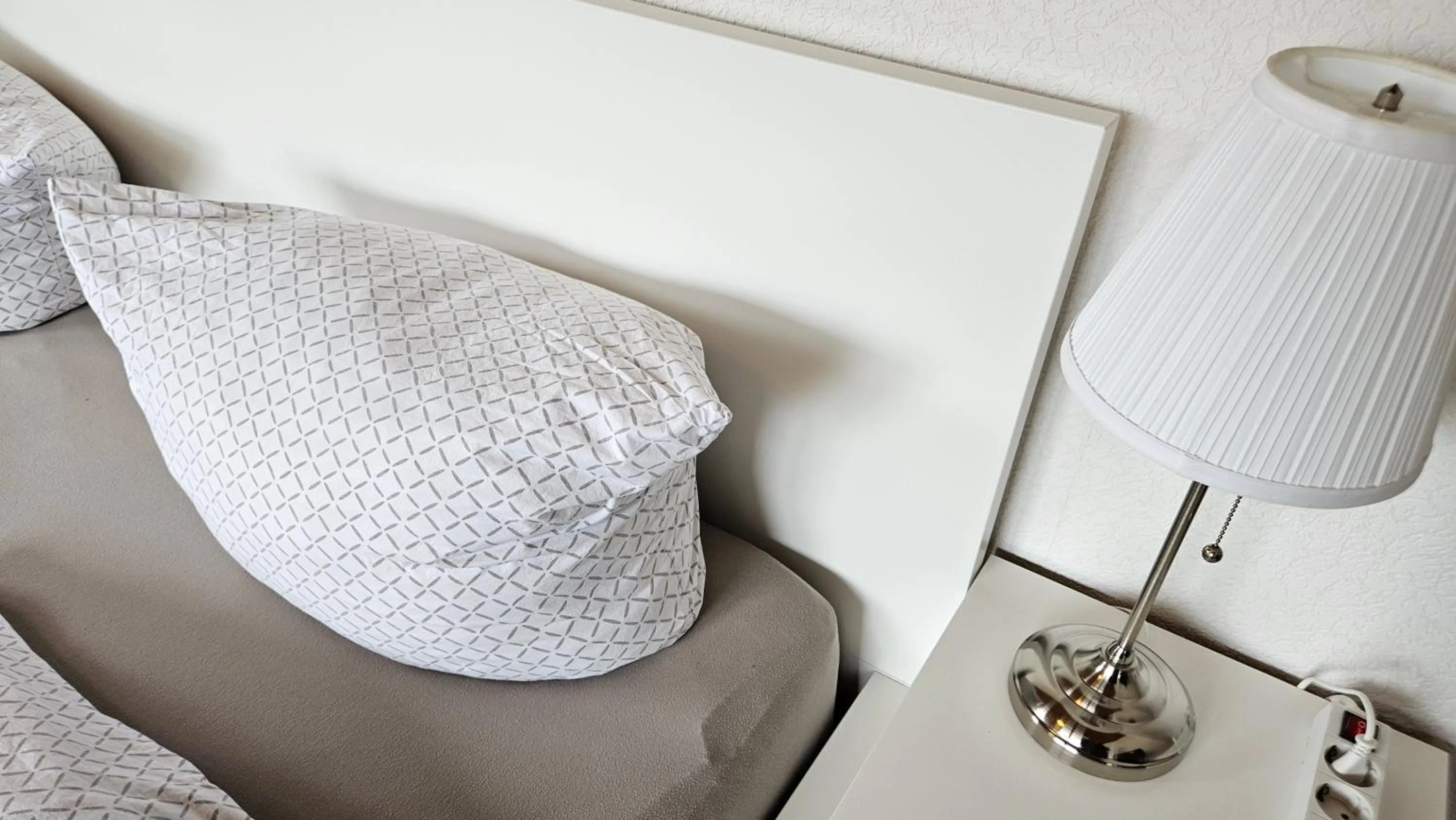 Bed in Hotel Dorfkrug Büsum - günstige Altbauzimmer Am Oland