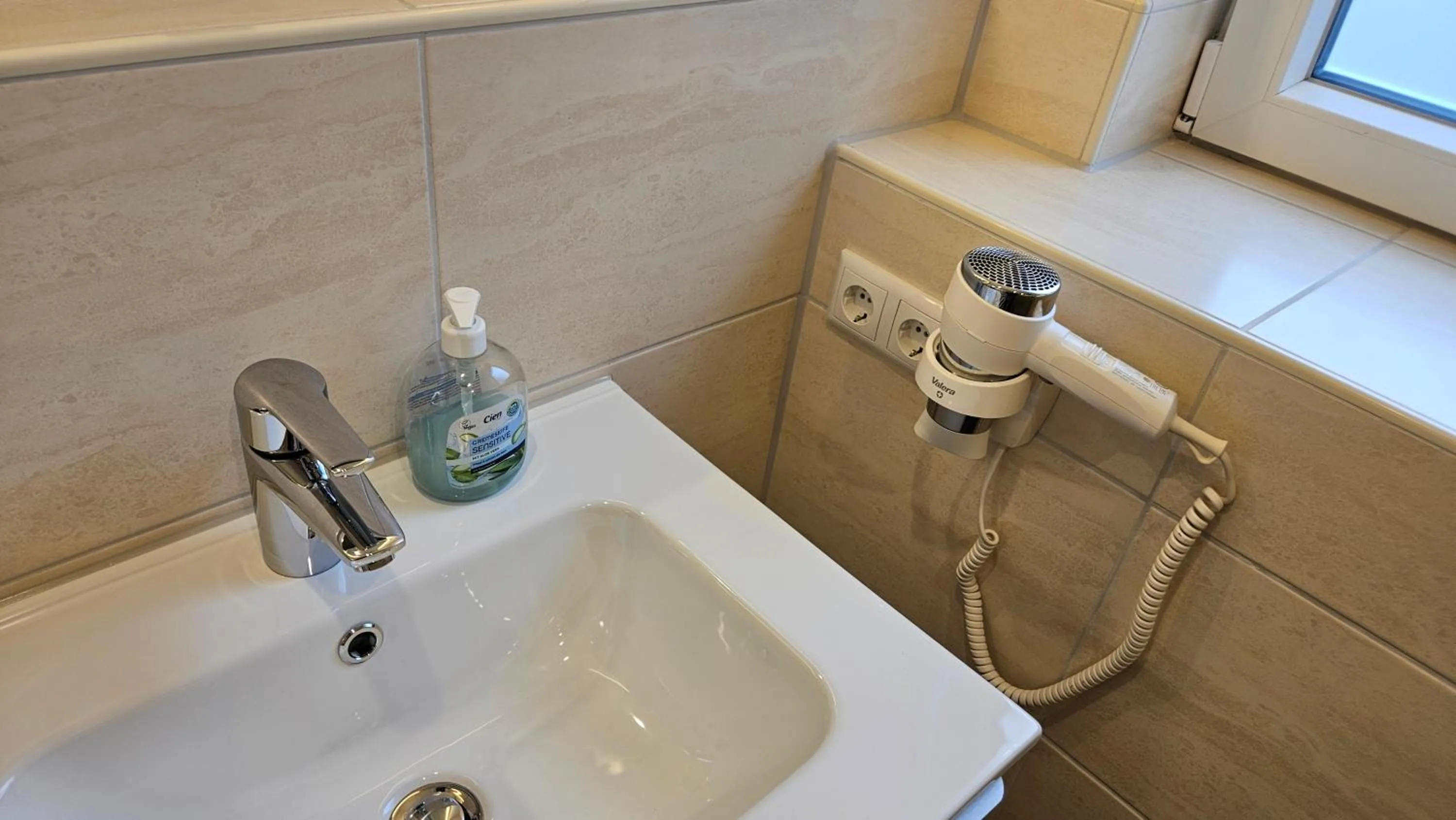 Bathroom in Hotel Dorfkrug Büsum - günstige Altbauzimmer Am Oland