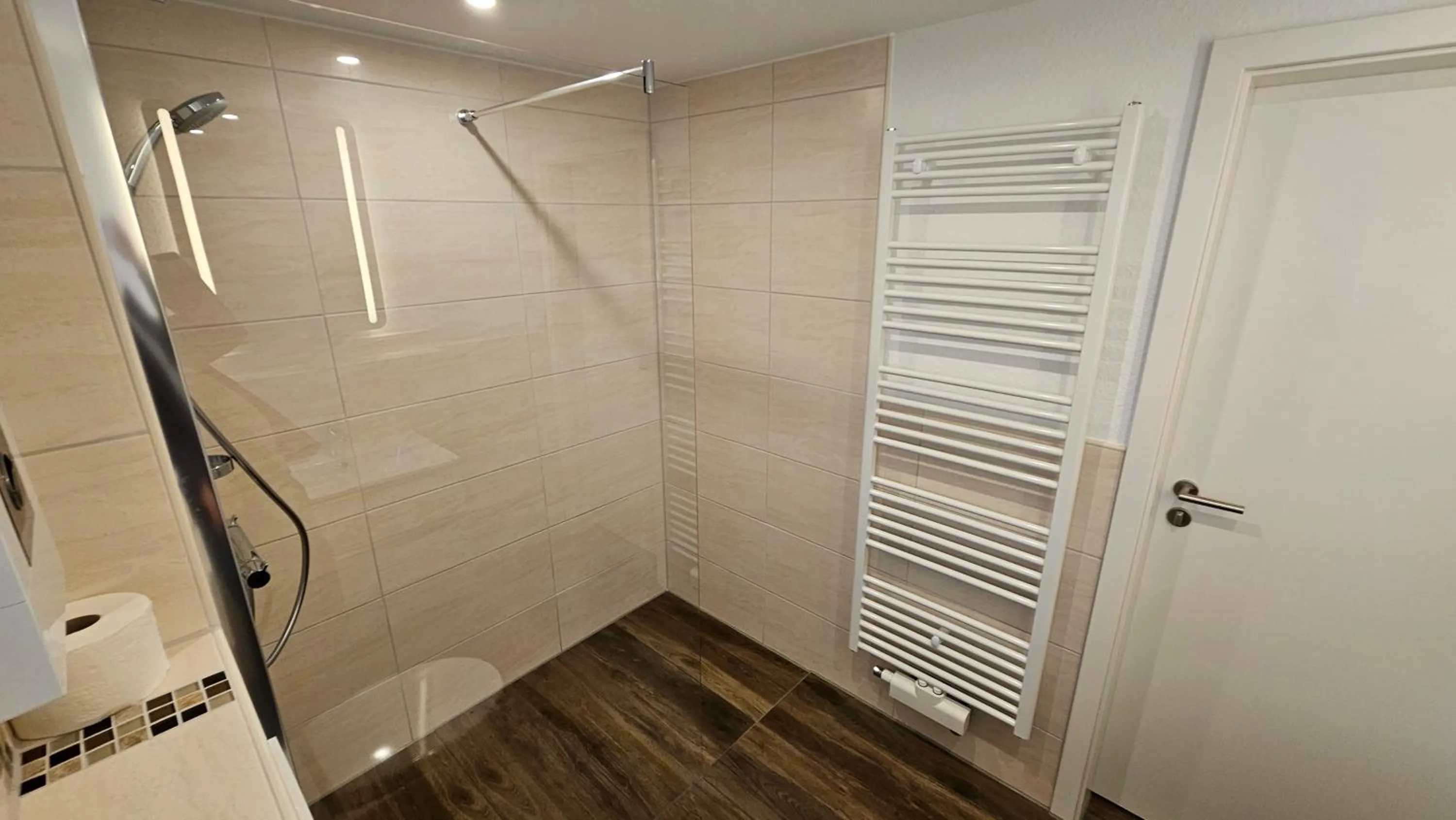 Bathroom in Hotel Dorfkrug Büsum - günstige Altbauzimmer Am Oland