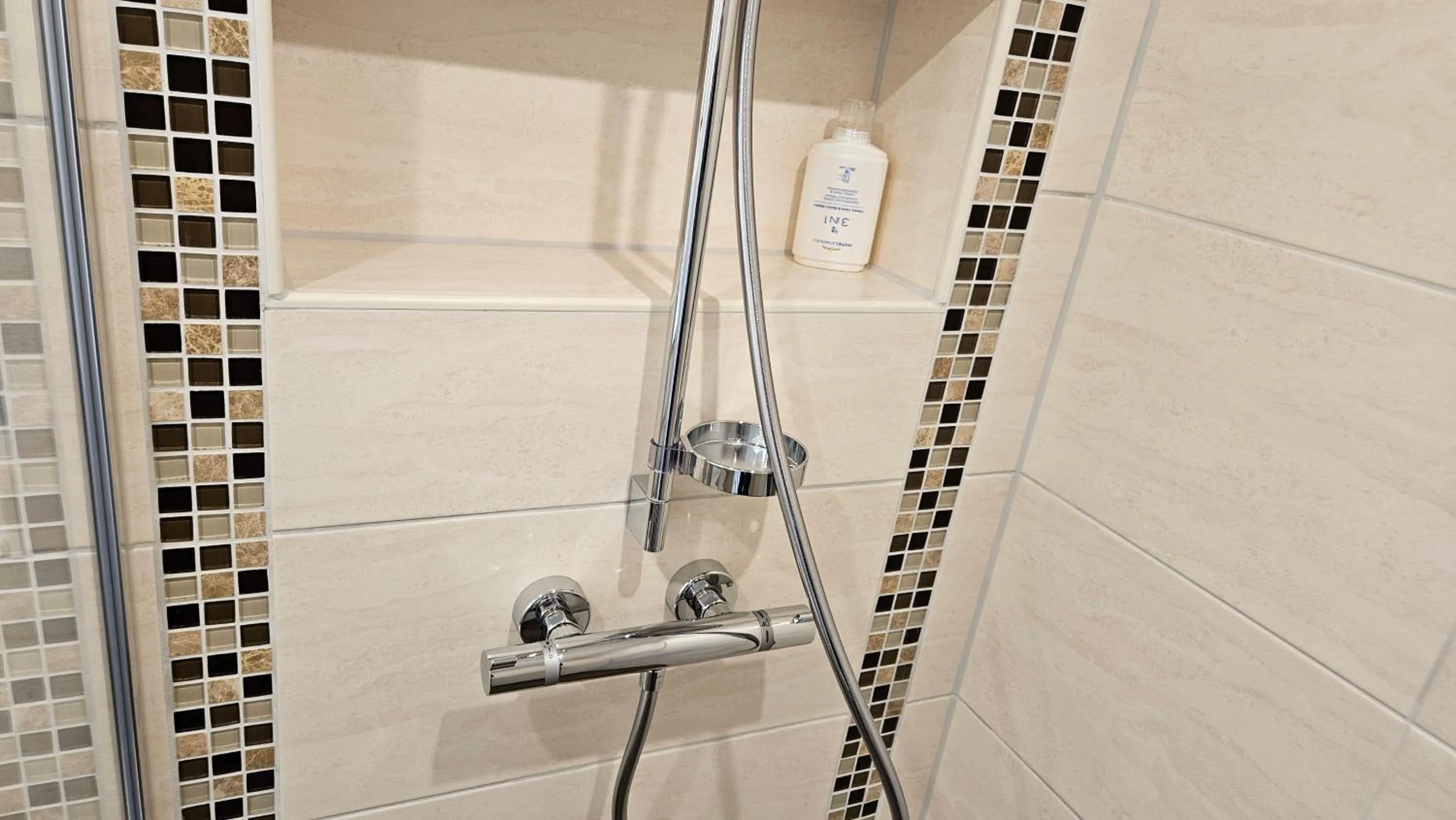 Shower in Hotel Dorfkrug Büsum - günstige Altbauzimmer Am Oland