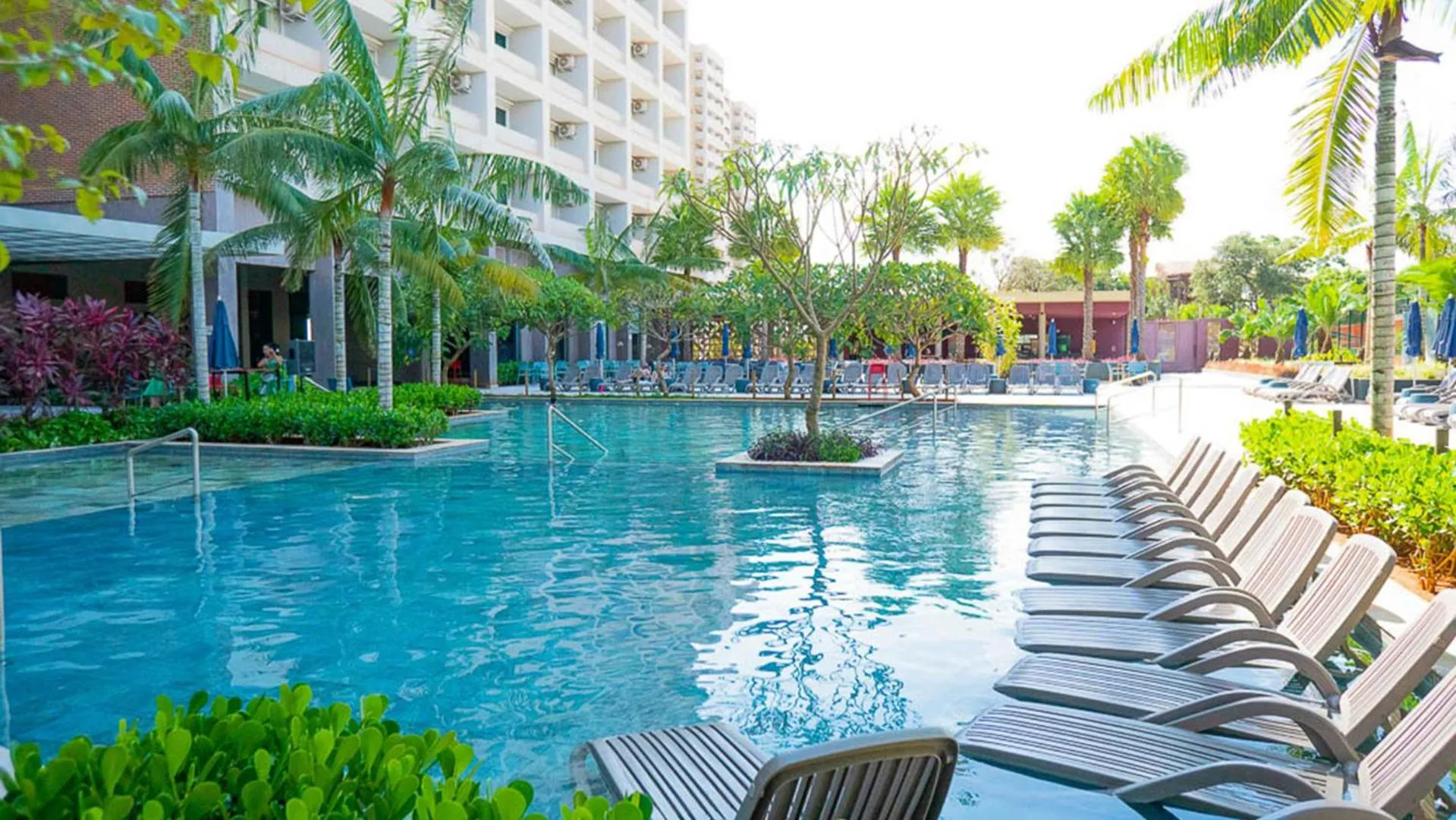 Swimming pool in Hot Beach Resort