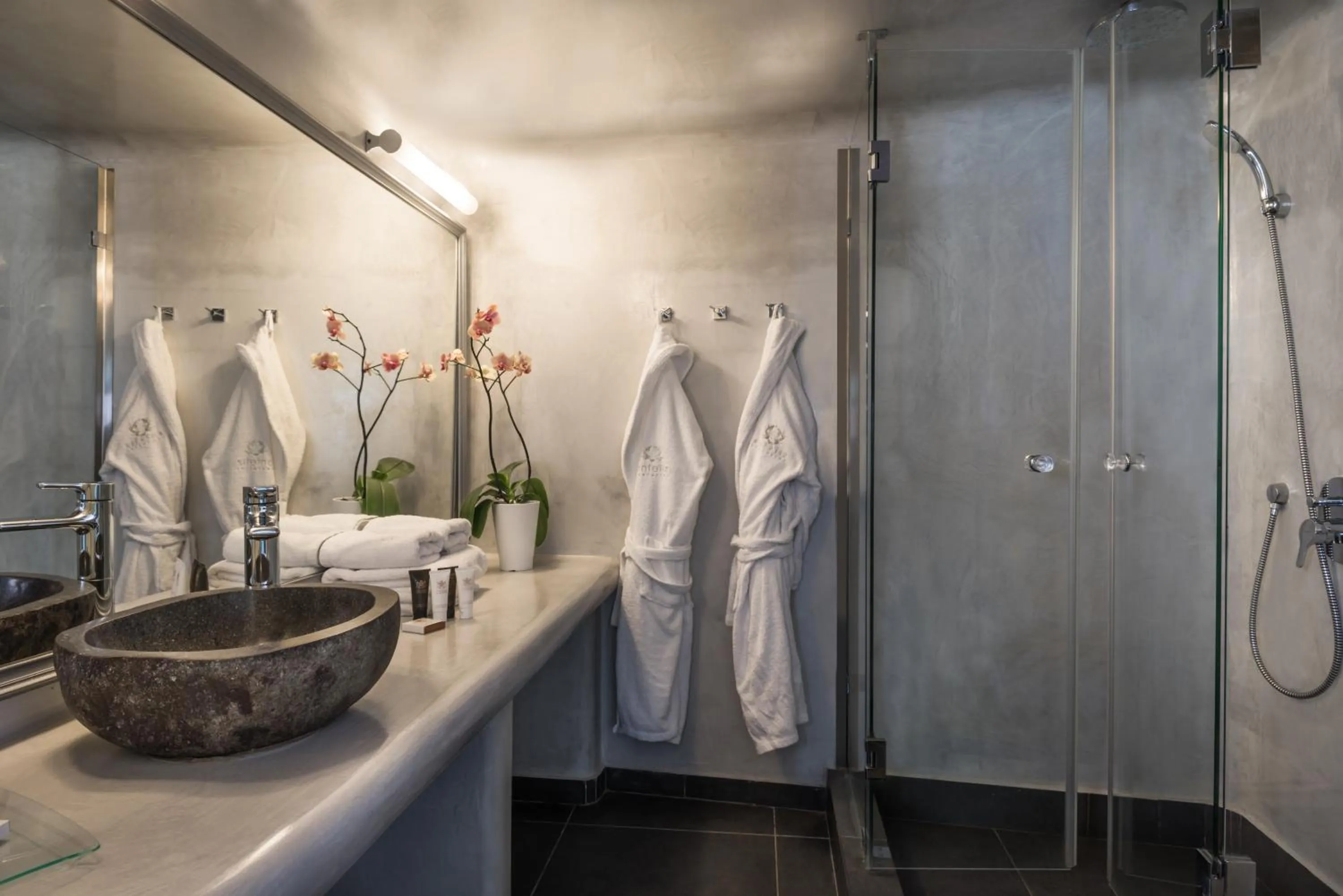 Shower in Anteliz Suites