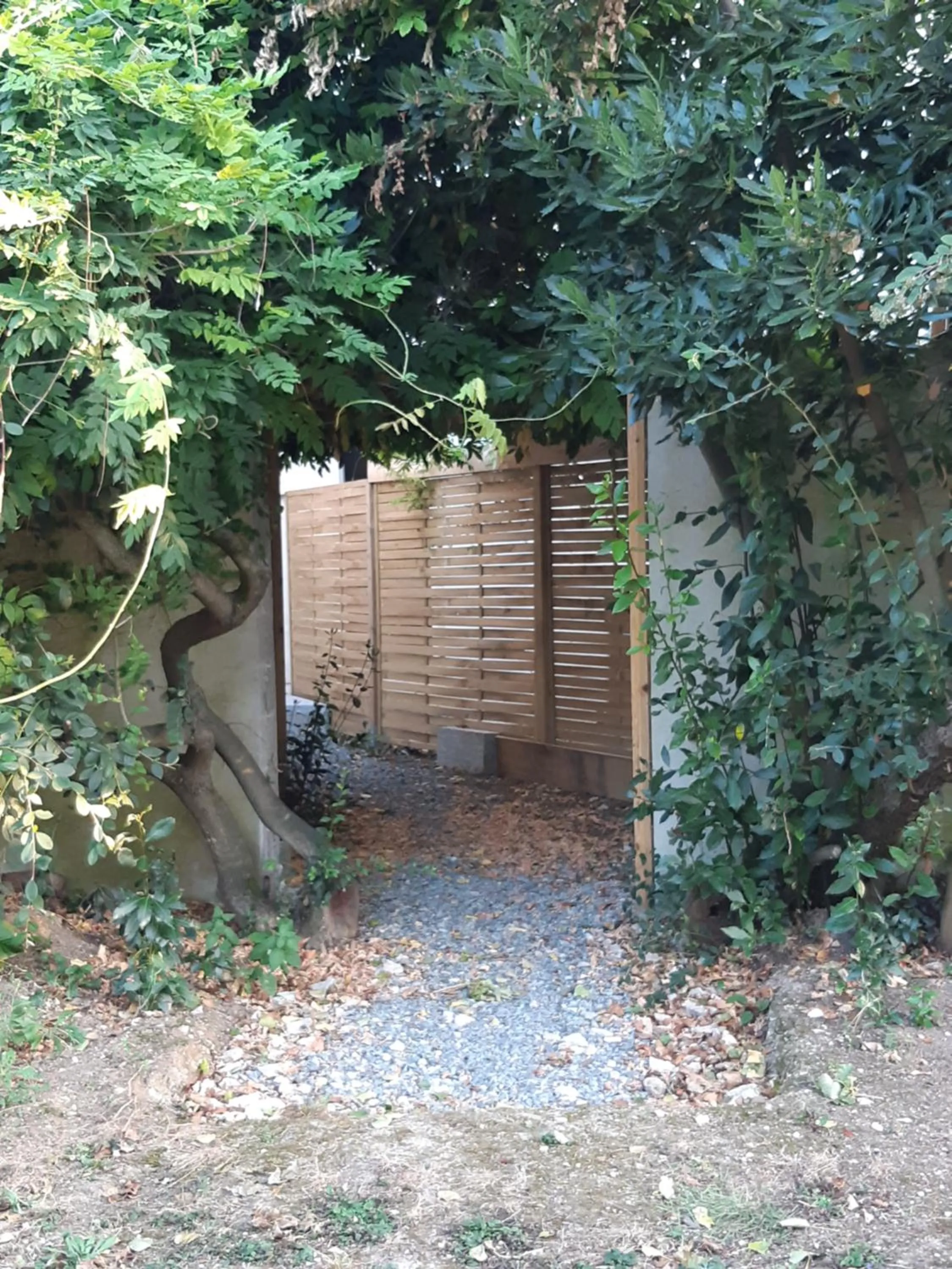 Facade/entrance in L'Abri d'Emilie
