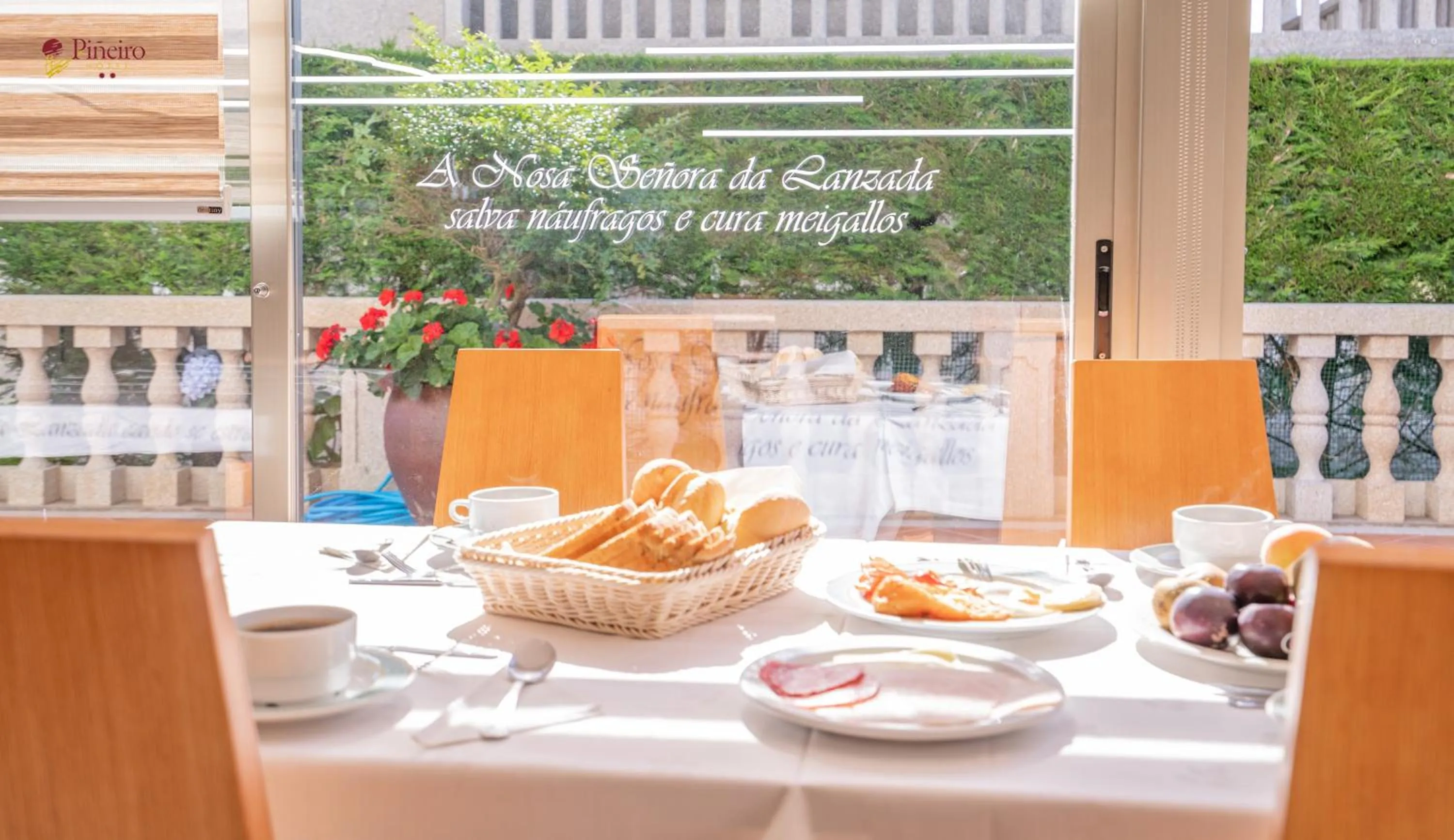 Restaurant/places to eat in Hotel Piñeiro 2 Estrellas Superior