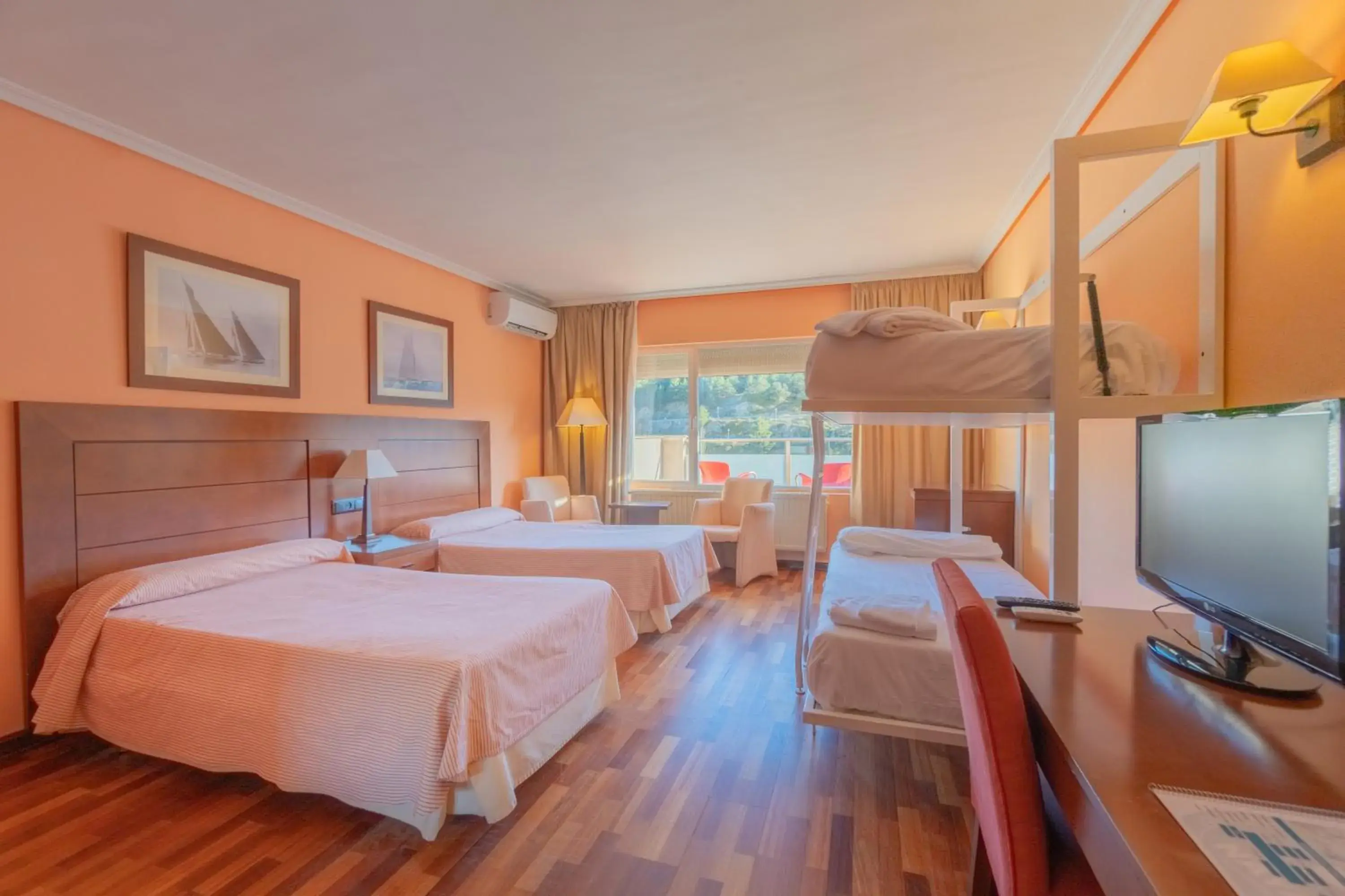 Classic Quadruple Room in Hotel Náyade Classic Quadruple Room in Hotel Náyade