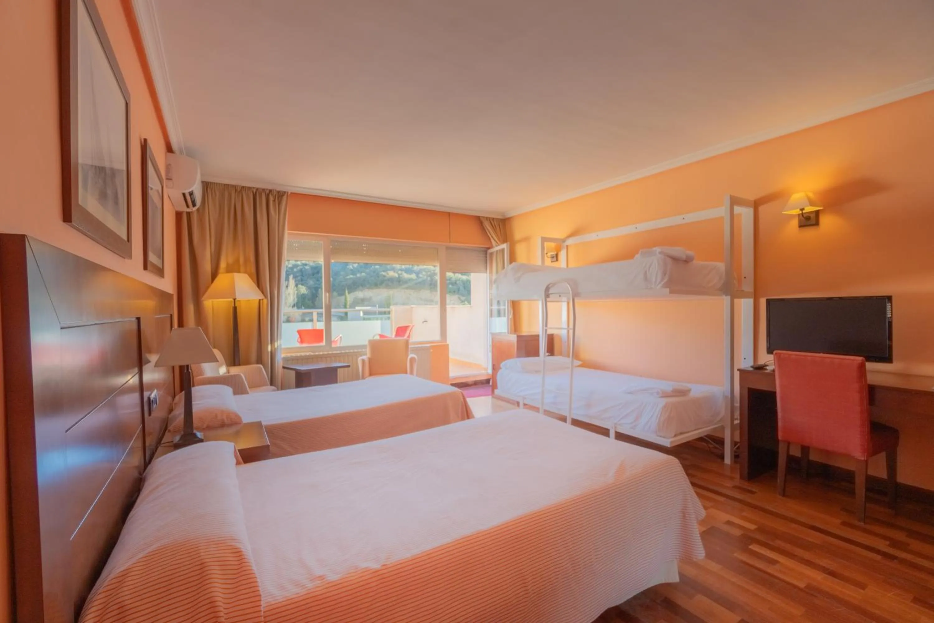 Communal lounge/ TV room, Bed in Hotel Náyade