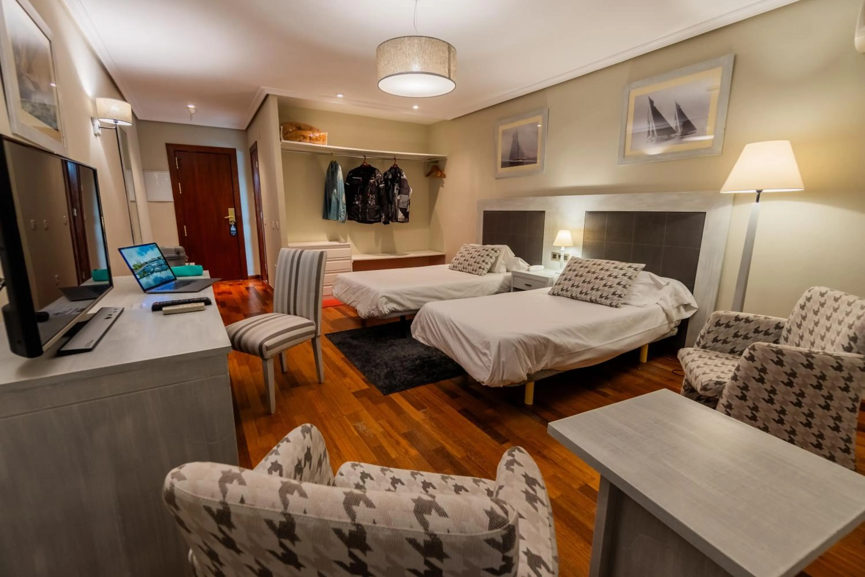 Communal lounge/ TV room, Bed in Hotel Náyade