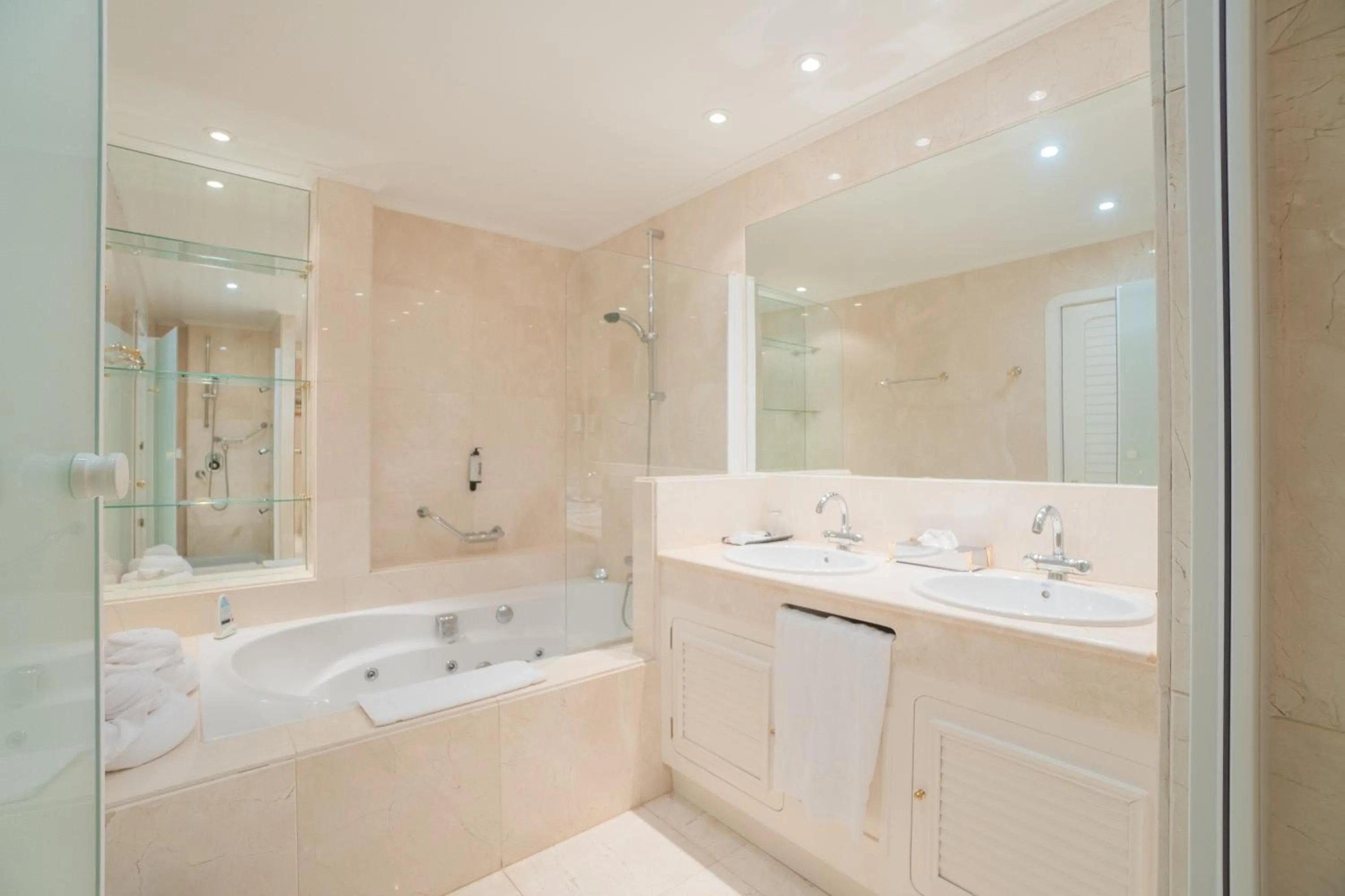 Bathroom in Hotel Náyade