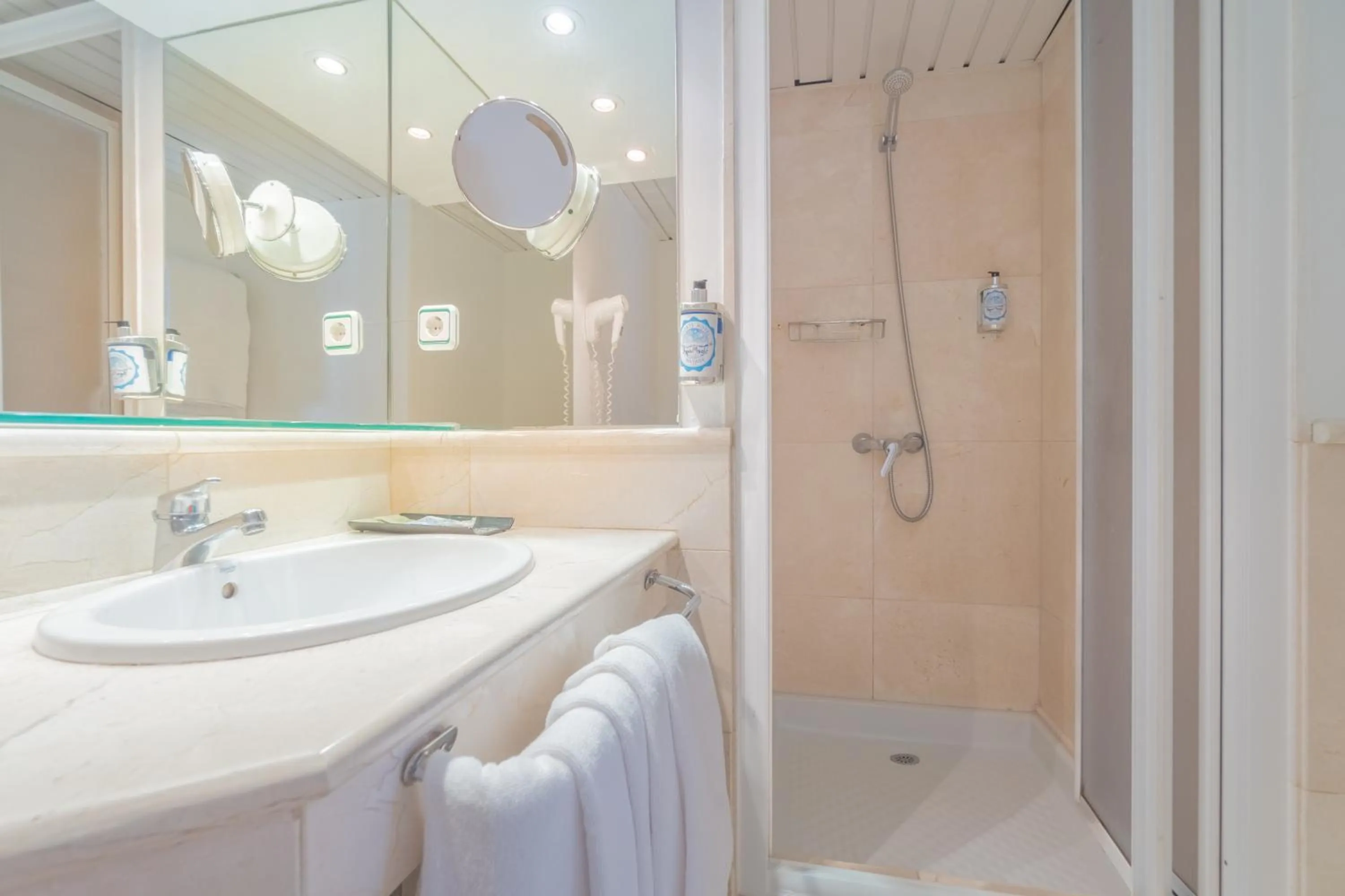 Shower in Hotel Náyade