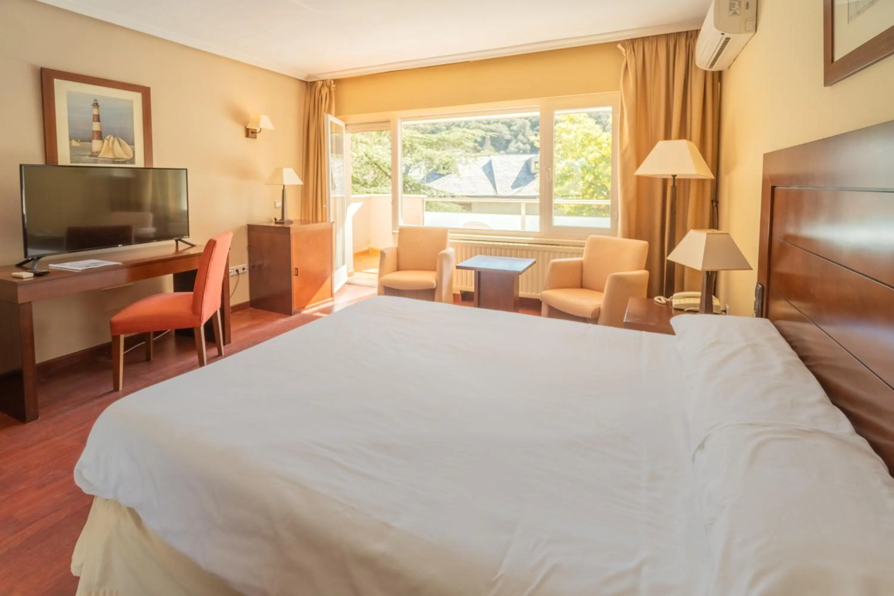 Communal lounge/ TV room, Bed in Hotel Náyade