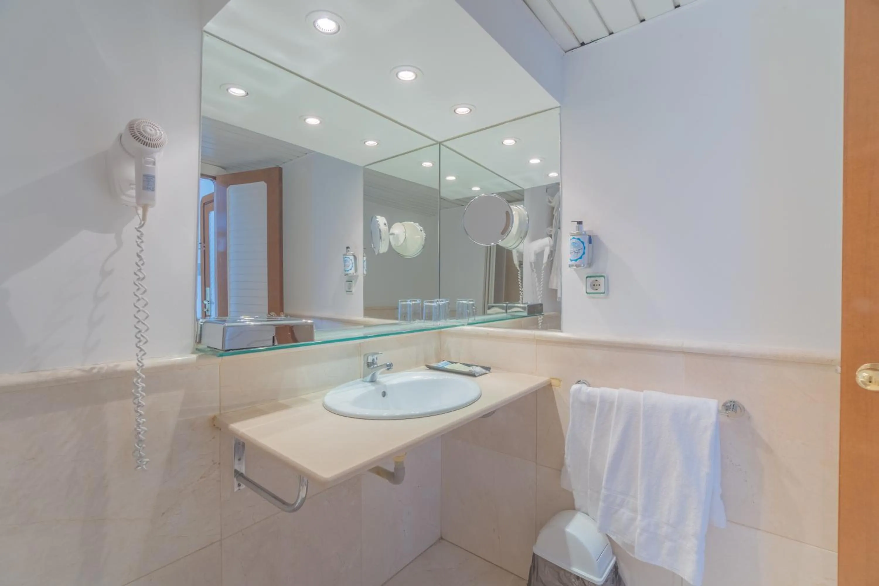 Shower in Hotel Náyade