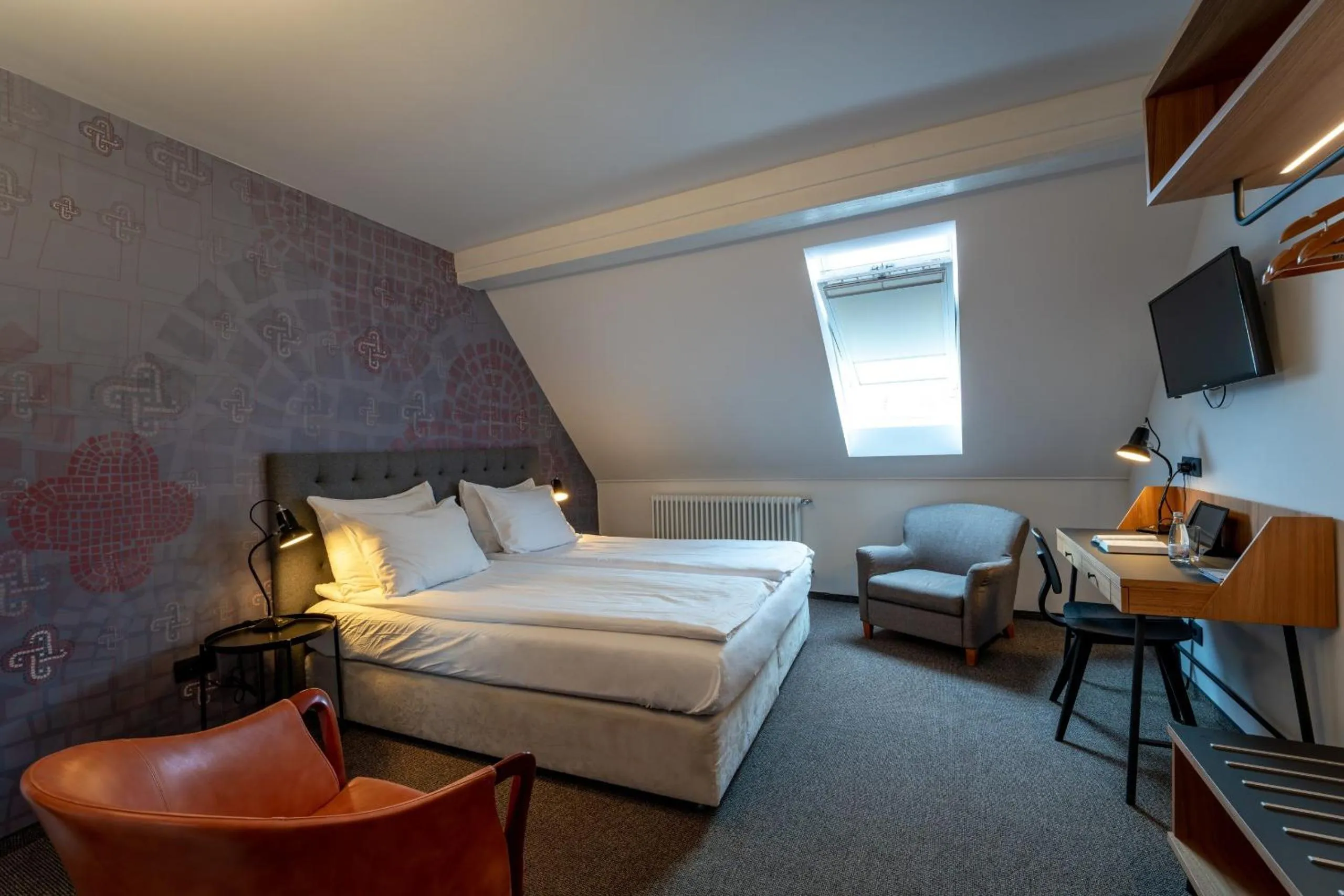 Property building, Bed in Hotel Mrak