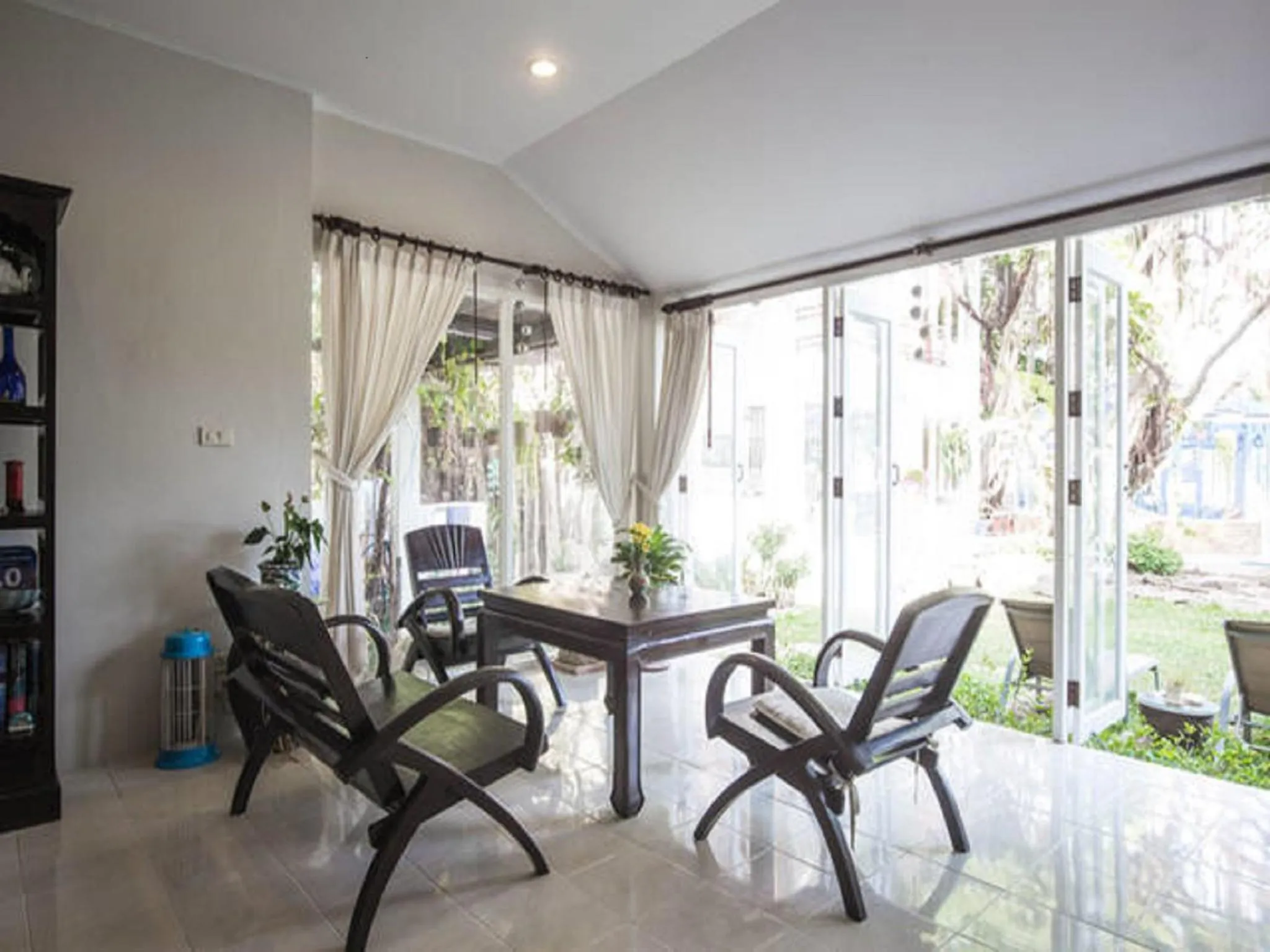 Communal lounge/ TV room in Banyan House Samui bed and breakfast (Adult Only)