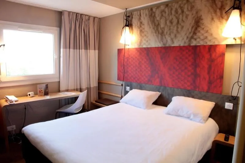 Bedroom, Bed in Hotel Mermoz Paris Le Bourget