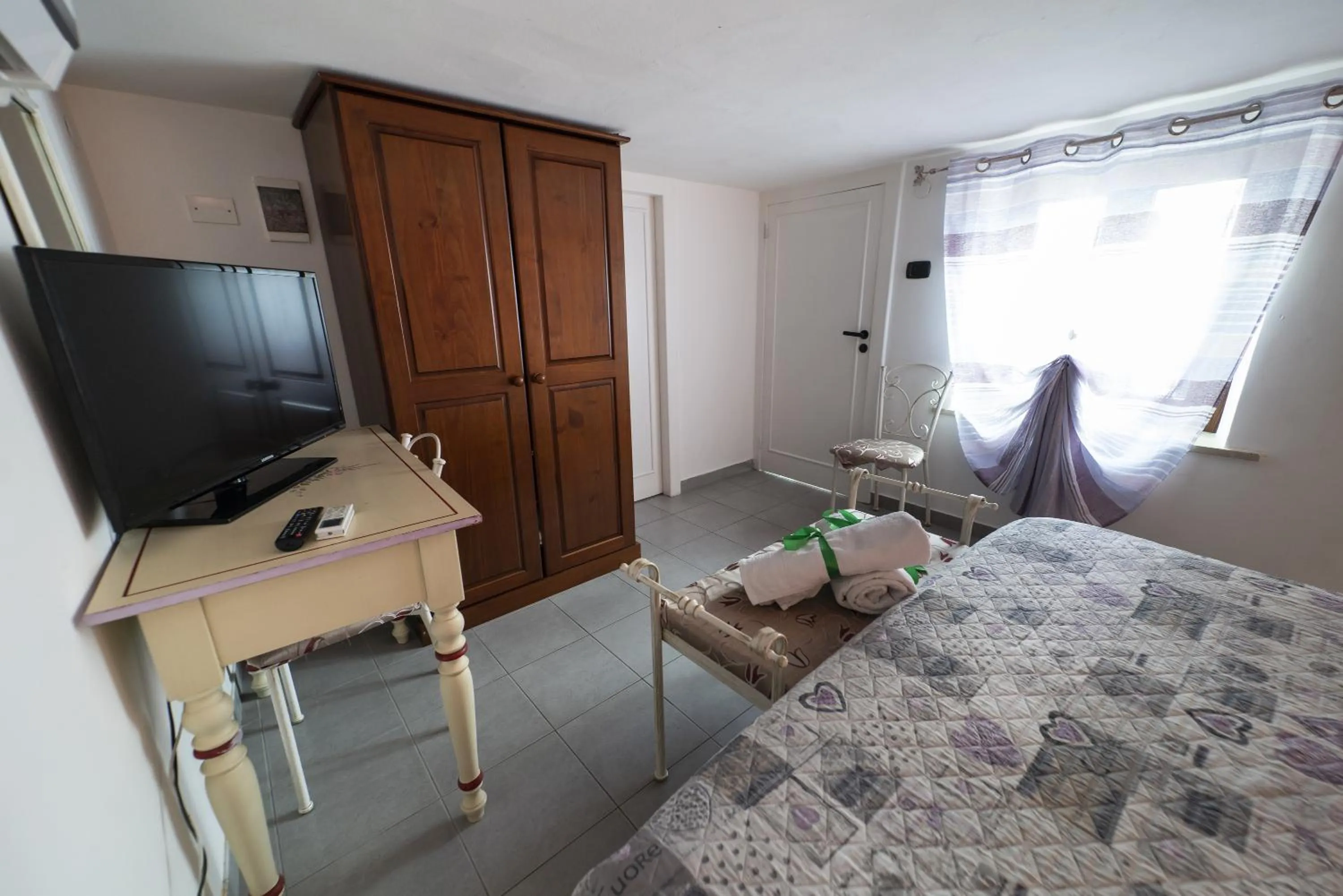 Photo of the whole room, Bed in Residence Garibaldi