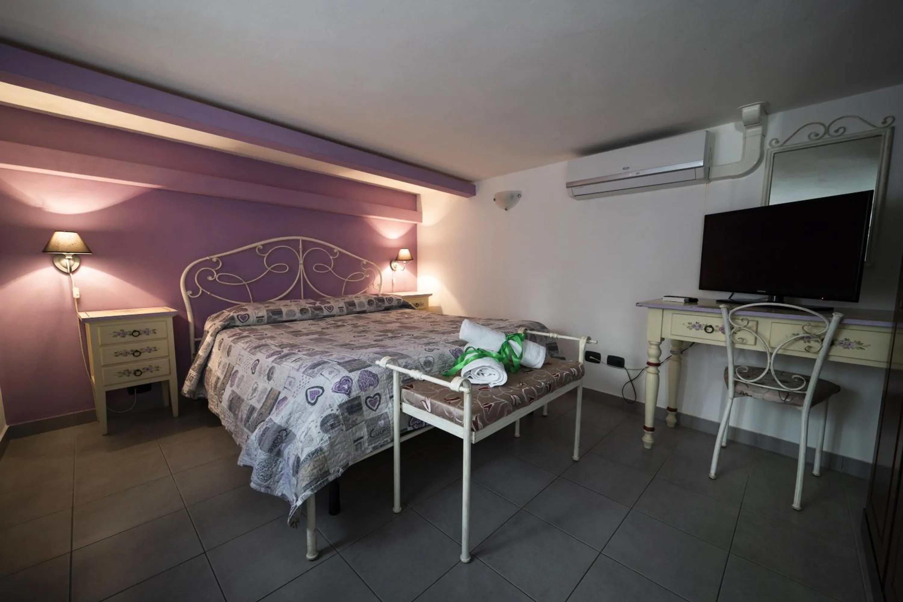 Photo of the whole room, Bed in Residence Garibaldi