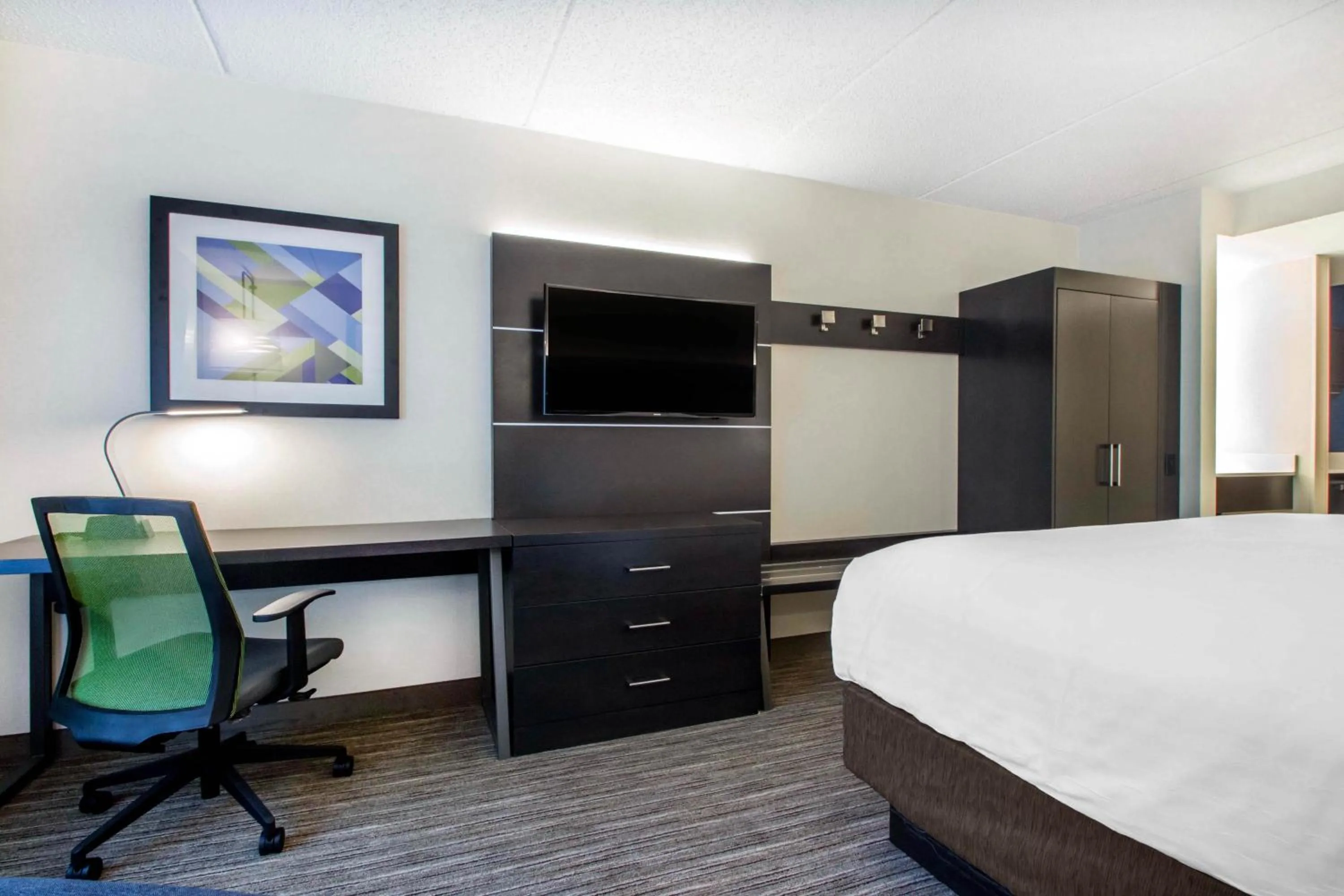 Photo of the whole room, Bed in Holiday Inn Express & Suites - Albany Airport - Wolf Road by IHG
