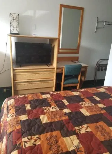 Bed in Oregon Trail Motel and Restaurant